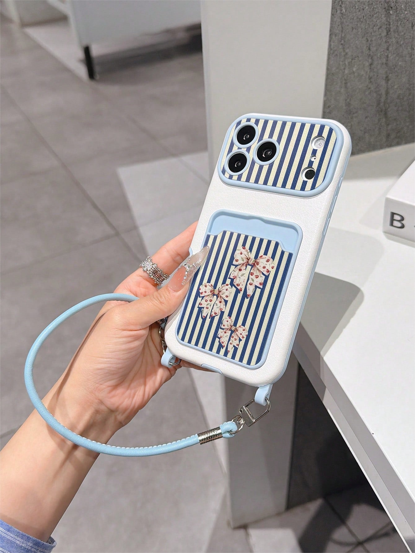 1pc Fashion Personalized Full Screen Striped Cherry Bow Design, Stylish Card Holder Lanyard TPU Protective Phone Case, Suitable As Holiday Gift Compatible With Apple 11/12/13/14/14Plus/15/15Plus/16/16