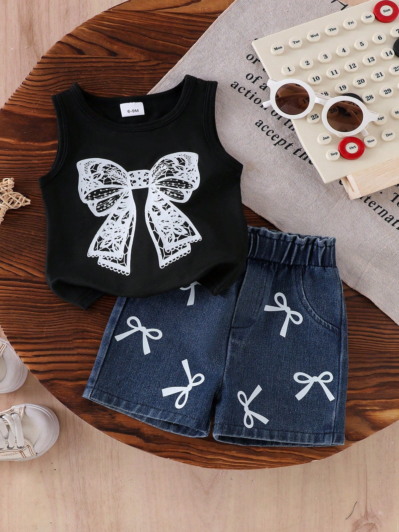 2pcs Baby Girl Fashionable Summer Set: Sleeveless Bow Print Top And Bow Print Ruffled Denim Shorts