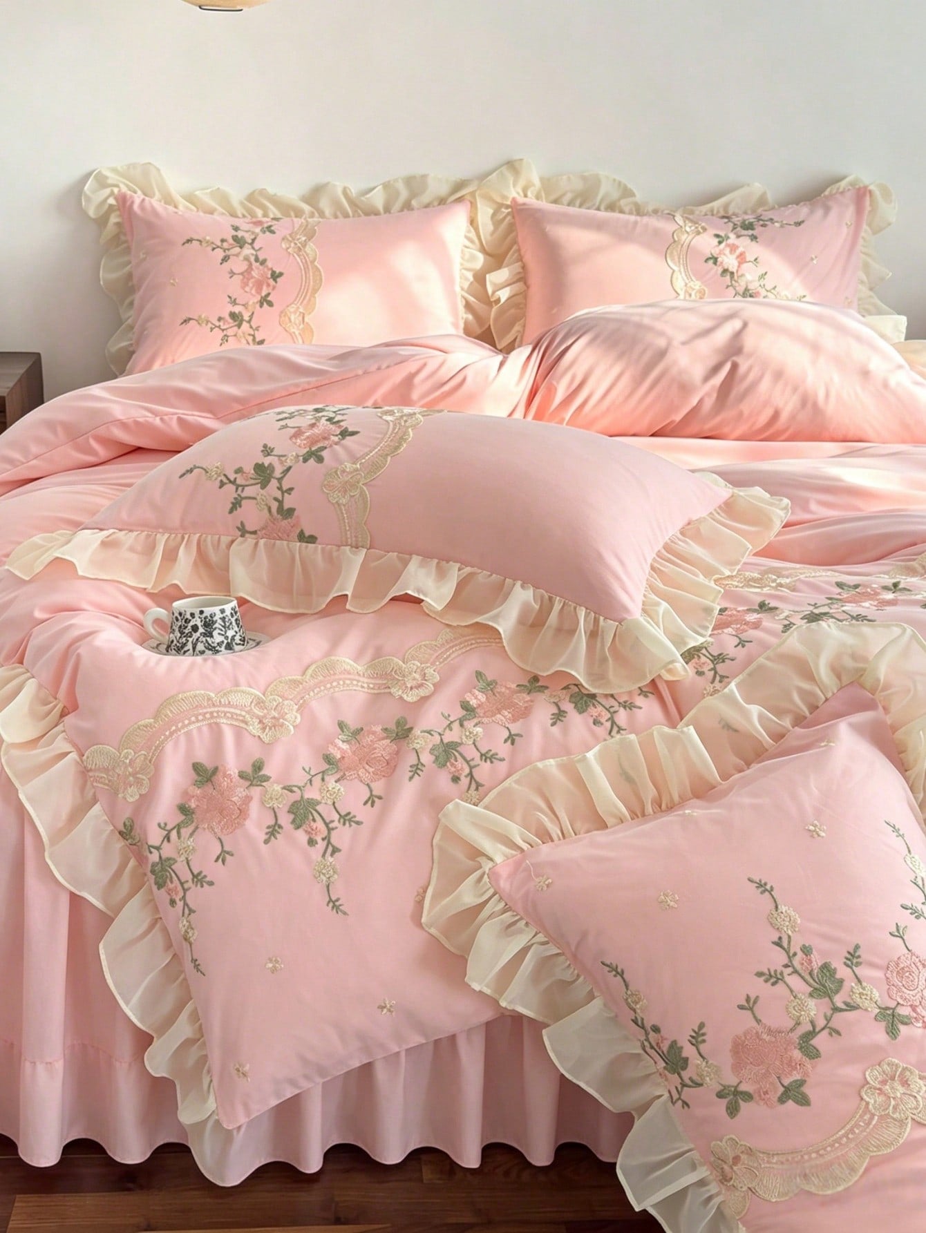 3pcs Soft Skin-Friendly Comfortable Pink Floral Embroidered Lace Ruffle Edge Duvet Cover Set (1*Duvet Cover + 2*Pillowcases, Inserts Not Included), French Country Style, Feminine, Girly, Suitable For