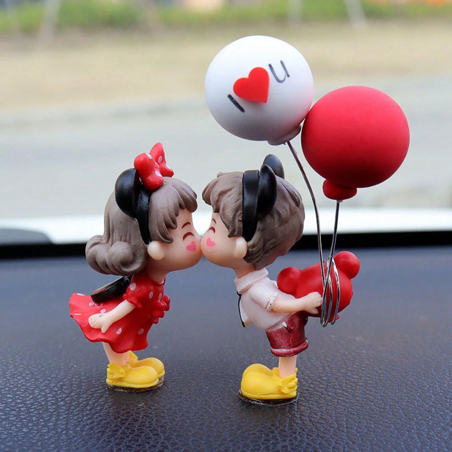 Fashion Kissing Couple Figurine Cute Mini Doll Ornament Exquisite Car Interior Styling Decor Multi-Use For Vehicle Scooter Home Party Desktop Decor
