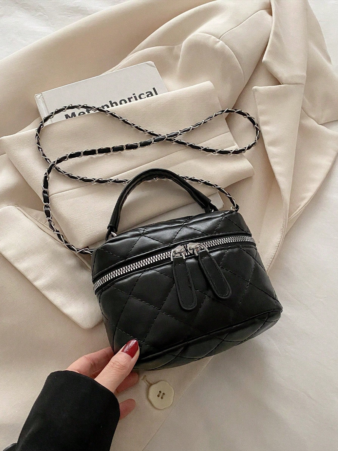 Stylish And Elegant Mini, Solid-Colored, Quilted PU Women's Clutch Bag With Zipper And Distinctive Shoulder Strap, Perfect For Outfits And As A Gift.