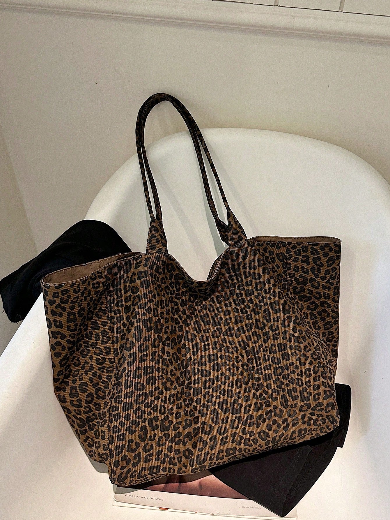 This Leopard Print Large Capacity Tote Bag Features Multiple Pockets And An Open Design, Allowing You To Easily Store And Retrieve Items. With Ample Space, It Can Hold Books And Tablets, Making It Sui