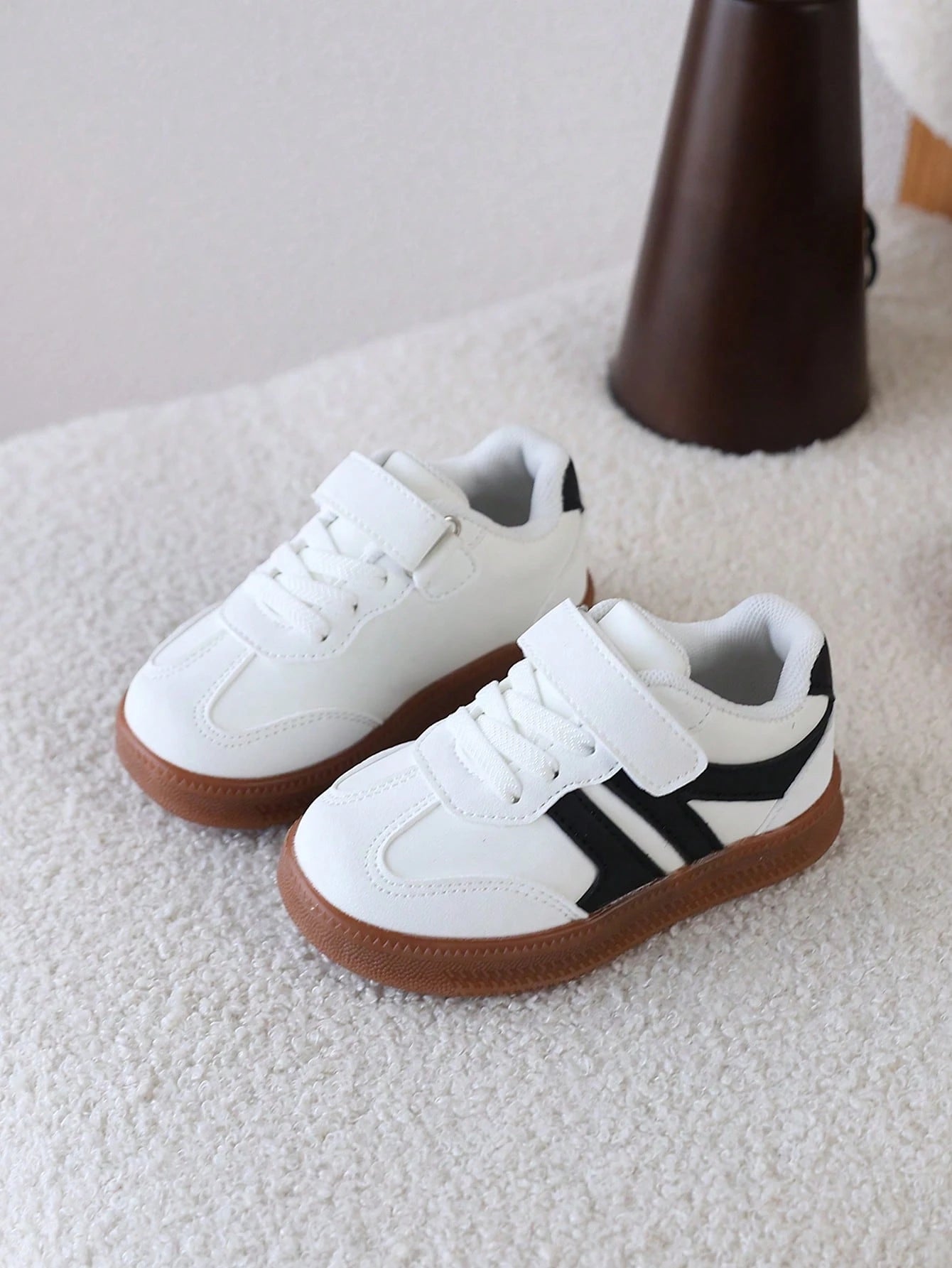 1 Pair Kids' Training Shoes With Hook And Loop Closure, Soft Sole, Non-Slip, Lightweight, Versatile Outdoor Skate Shoes For Boys And Girls