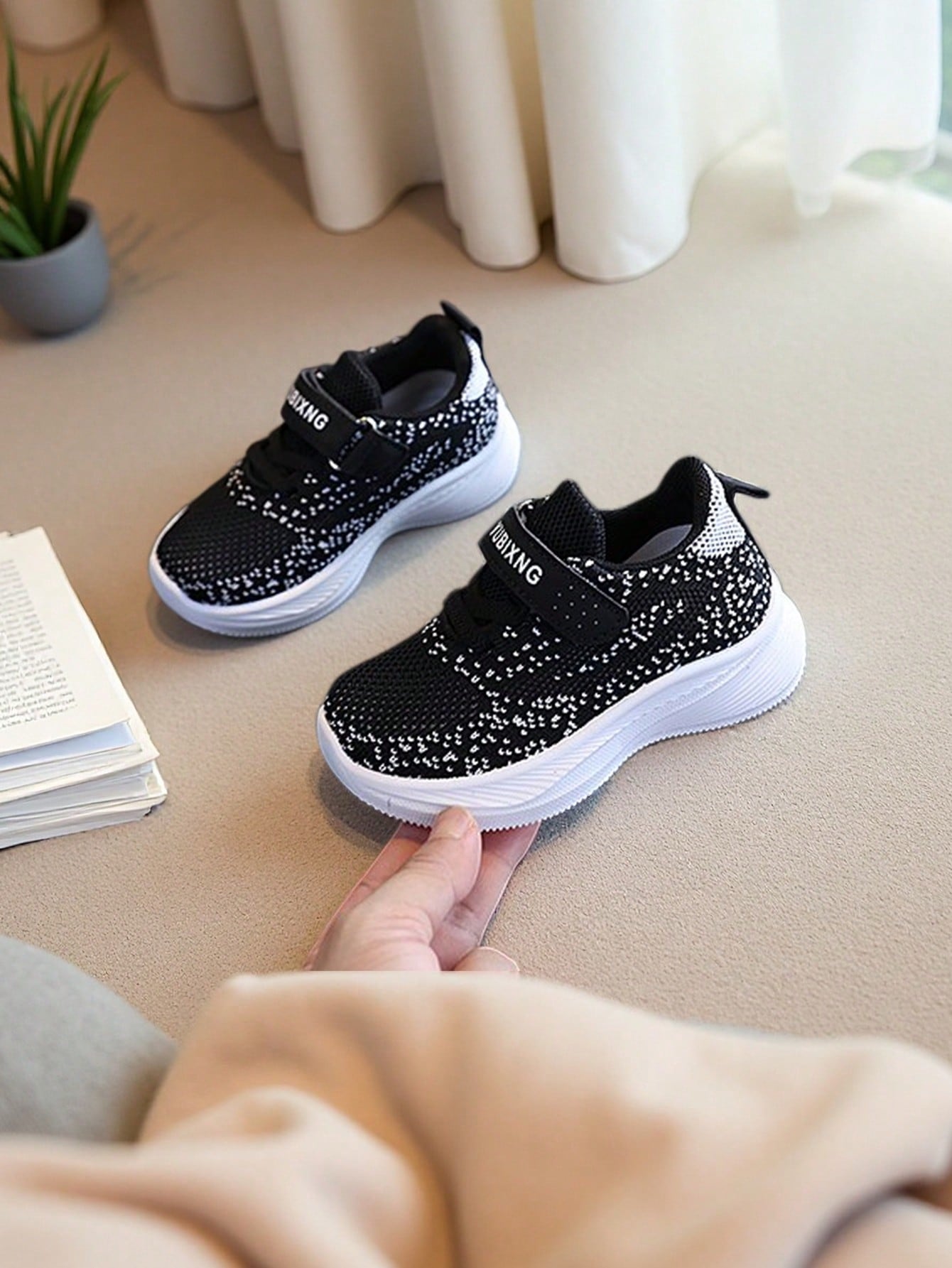 1 Pair Unisex Starry Knit Campus Outdoor Sports Shoes With Hook And Loop Soft Sole Toddler Walking Shoes