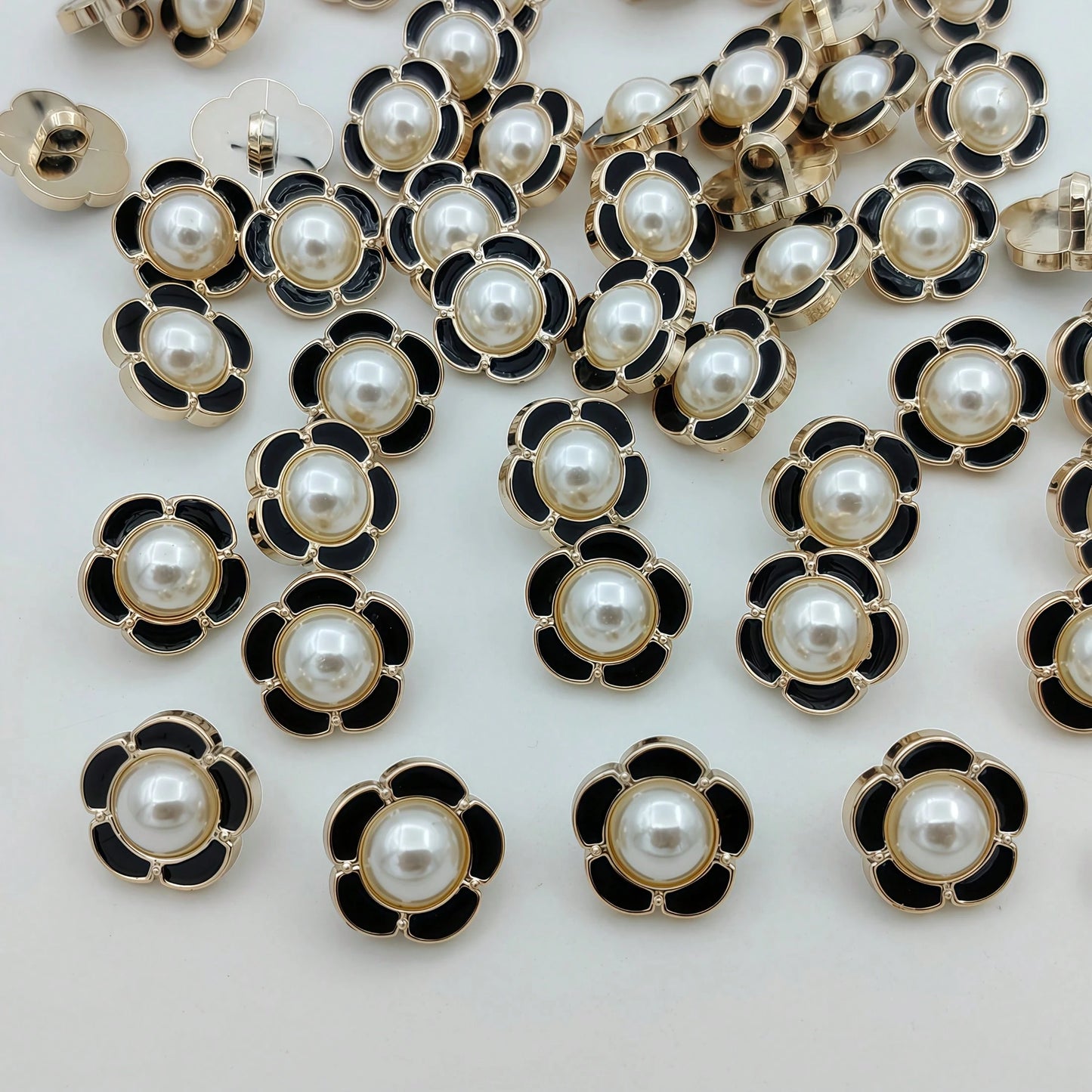 15pcs/1.7cm Fashion Personalized Minimalist Round Plastic Luxury Buttons Faux Pearl Flower Buttons European And American Style High-End Vintage Black Gold Buttons Handmade Sewing High-Quality Versatil