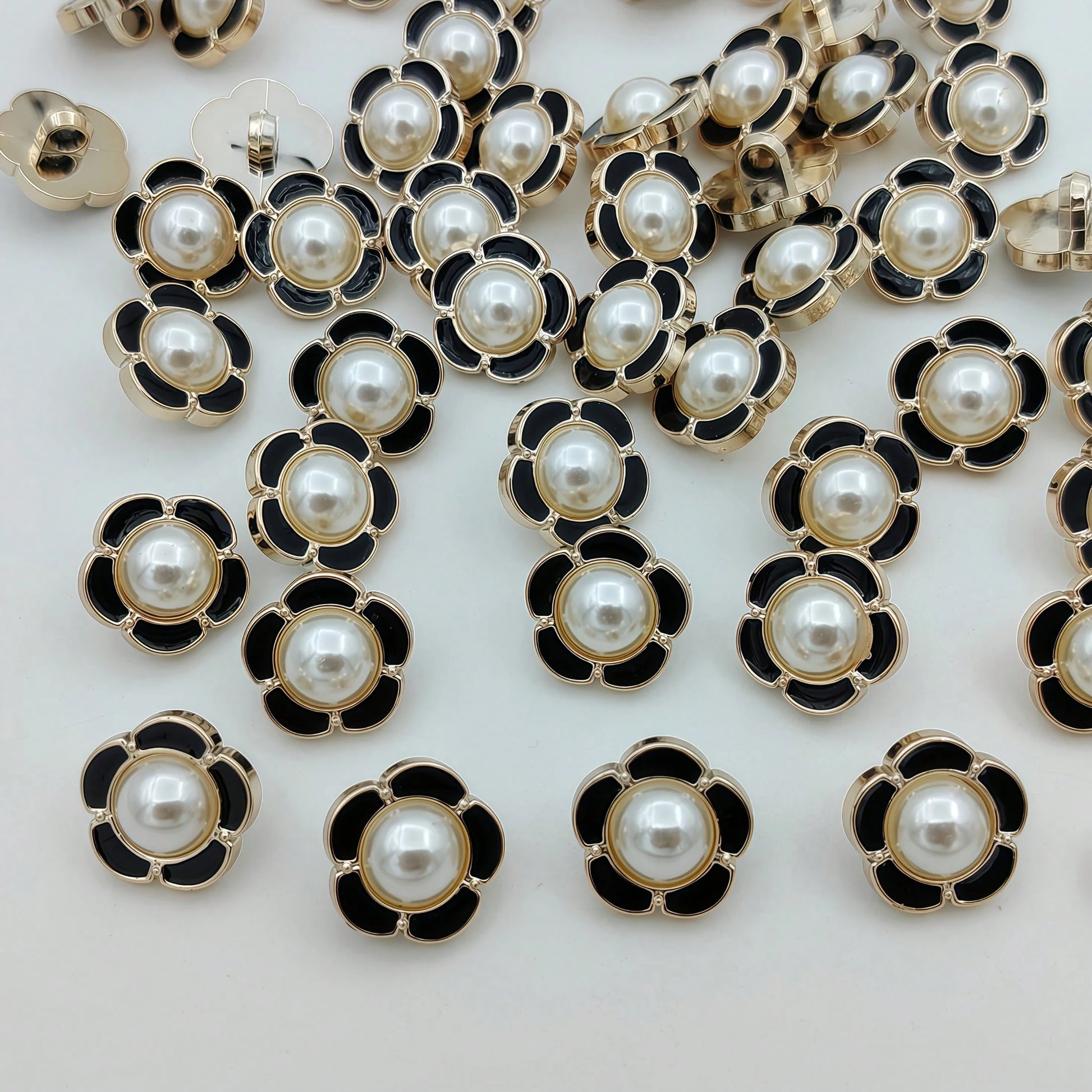 15pcs/1.7cm Fashion Personalized Minimalist Round Plastic Luxury Buttons Faux Pearl Flower Buttons European And American Style High-End Vintage Black Gold Buttons Handmade Sewing High-Quality Versatil