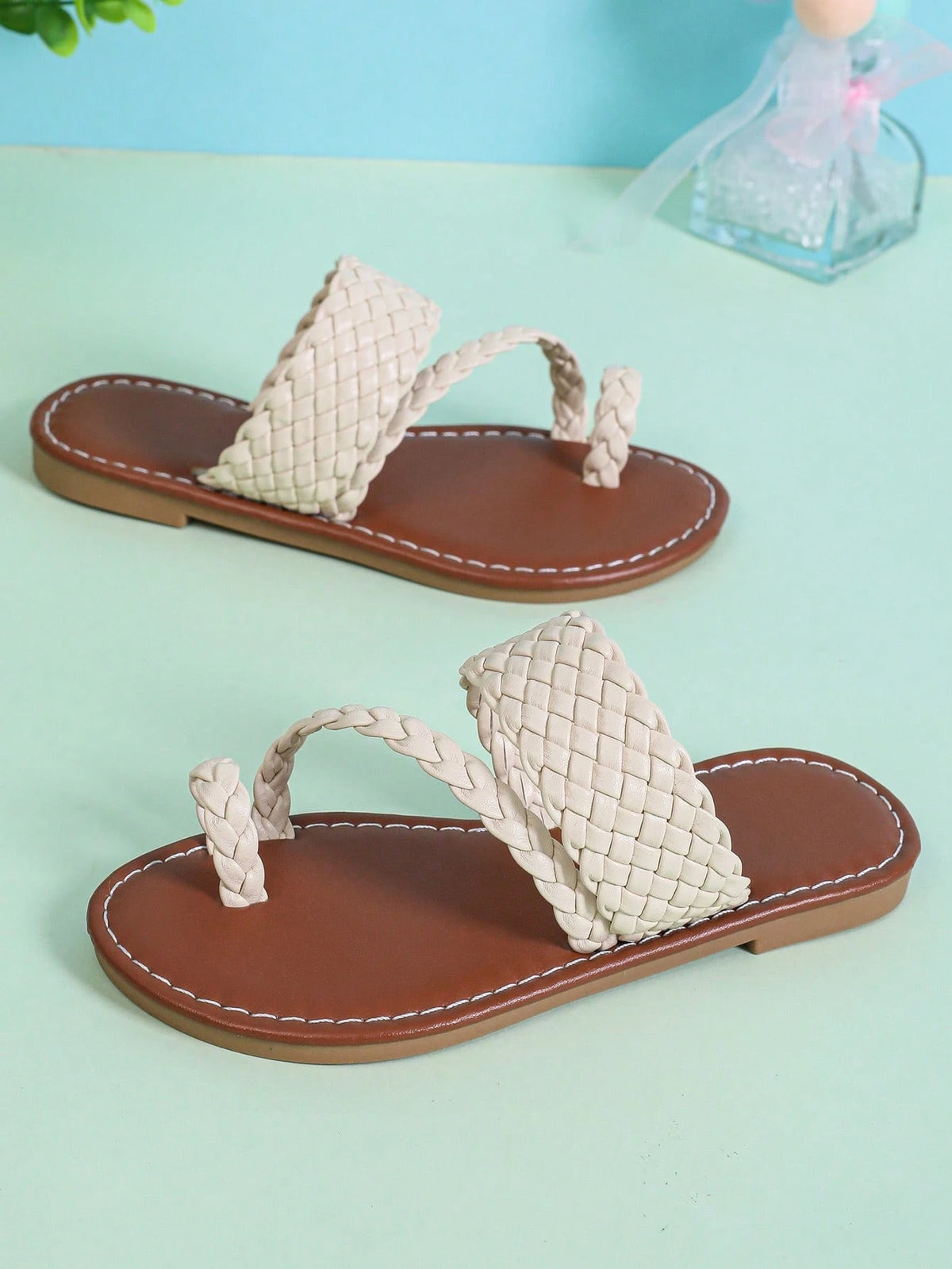 1pair Kids Girls Beige Flat Sandals, Solid Color PU Braided Strap Closed Toe Round Toe Lightweight Cute Fashion Parent-Child Roman Summer Beach Slippers