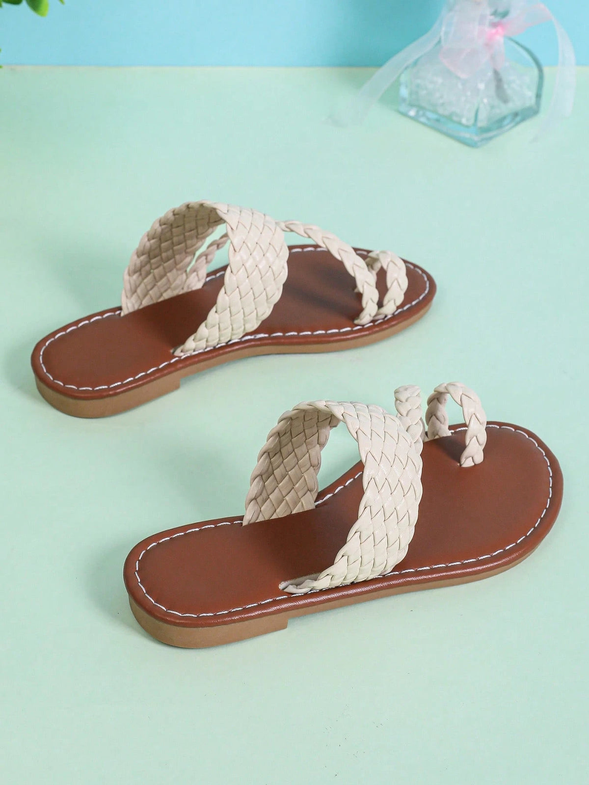 1pair Kids Girls Beige Flat Sandals, Solid Color PU Braided Strap Closed Toe Round Toe Lightweight Cute Fashion Parent-Child Roman Summer Beach Slippers
