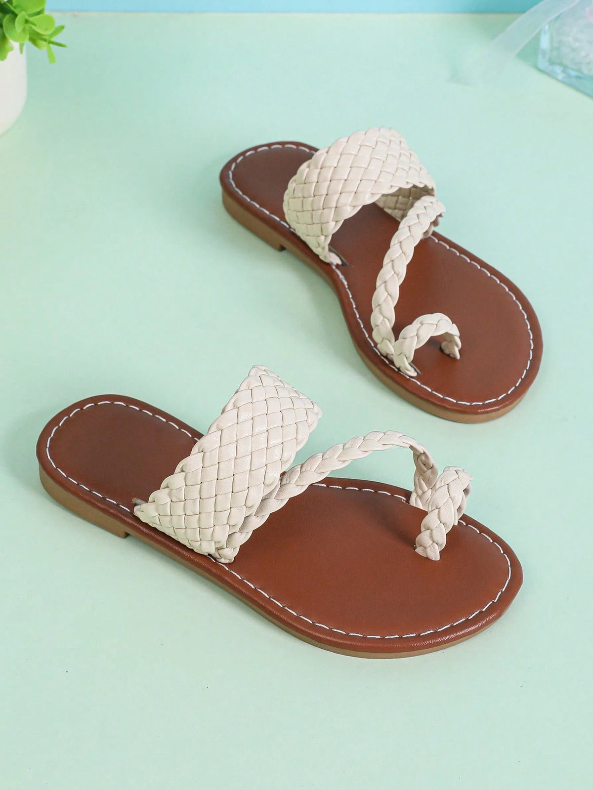 1pair Kids Girls Beige Flat Sandals, Solid Color PU Braided Strap Closed Toe Round Toe Lightweight Cute Fashion Parent-Child Roman Summer Beach Slippers