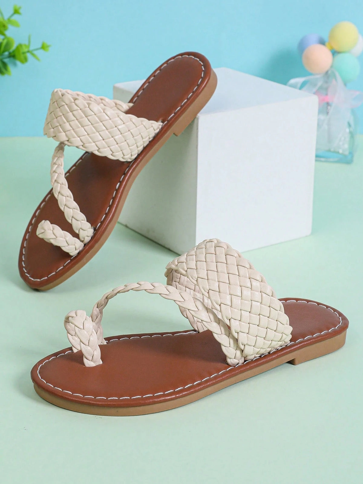 1pair Kids Girls Beige Flat Sandals, Solid Color PU Braided Strap Closed Toe Round Toe Lightweight Cute Fashion Parent-Child Roman Summer Beach Slippers
