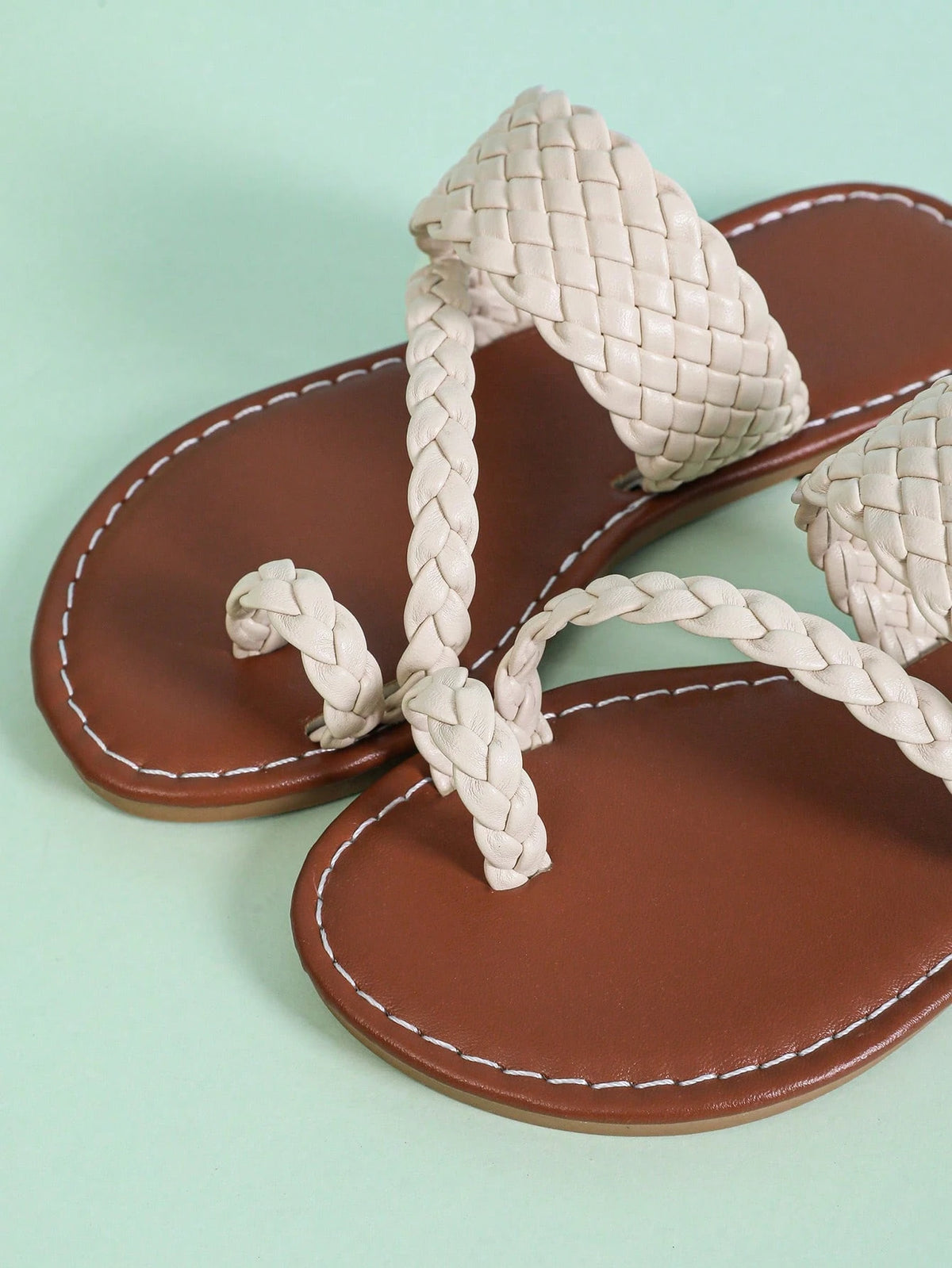 1pair Kids Girls Beige Flat Sandals, Solid Color PU Braided Strap Closed Toe Round Toe Lightweight Cute Fashion Parent-Child Roman Summer Beach Slippers