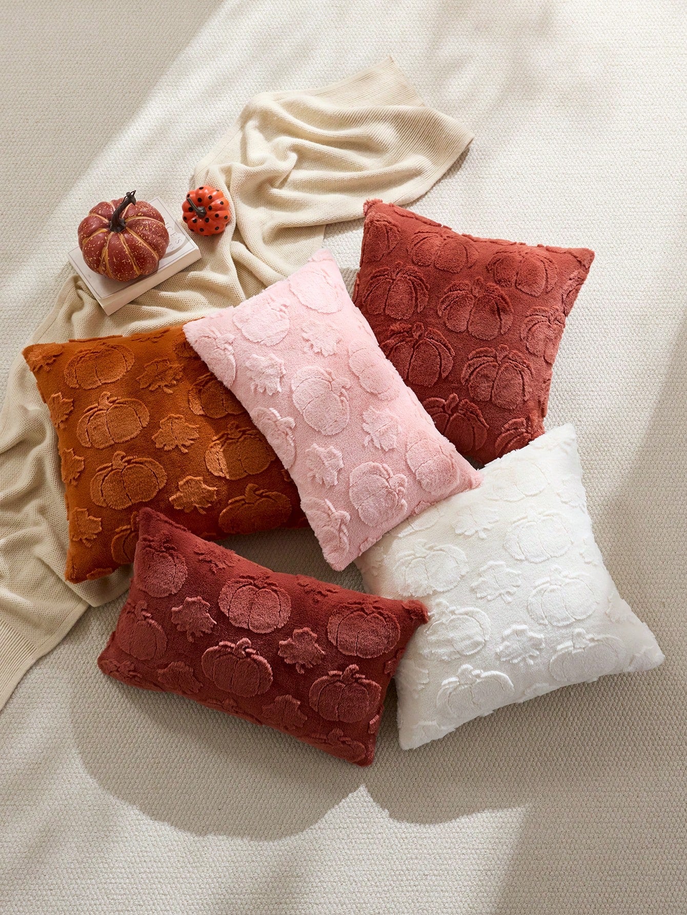 1pc/2pcs Halloween Pink Pumpkin Maple Leaf Decorative Pillow Case, Soft Faux Fur Front, Dutch Velvet Back, Square Cushion Cover, Holiday Home Decor Pillowcase, Soft Comfortable Velvet Fabric, Modern D