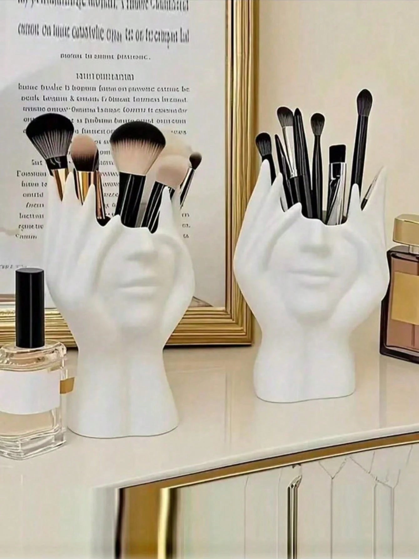 1pc Creative Design Handmade Makeup Brush Holder- This Unique Makeup Brush Holder Is Made Of Decorative Resin, A Desktop Makeup Brush Organizer. It Features An Anti-Drop Design, Exquisite Carved Deco