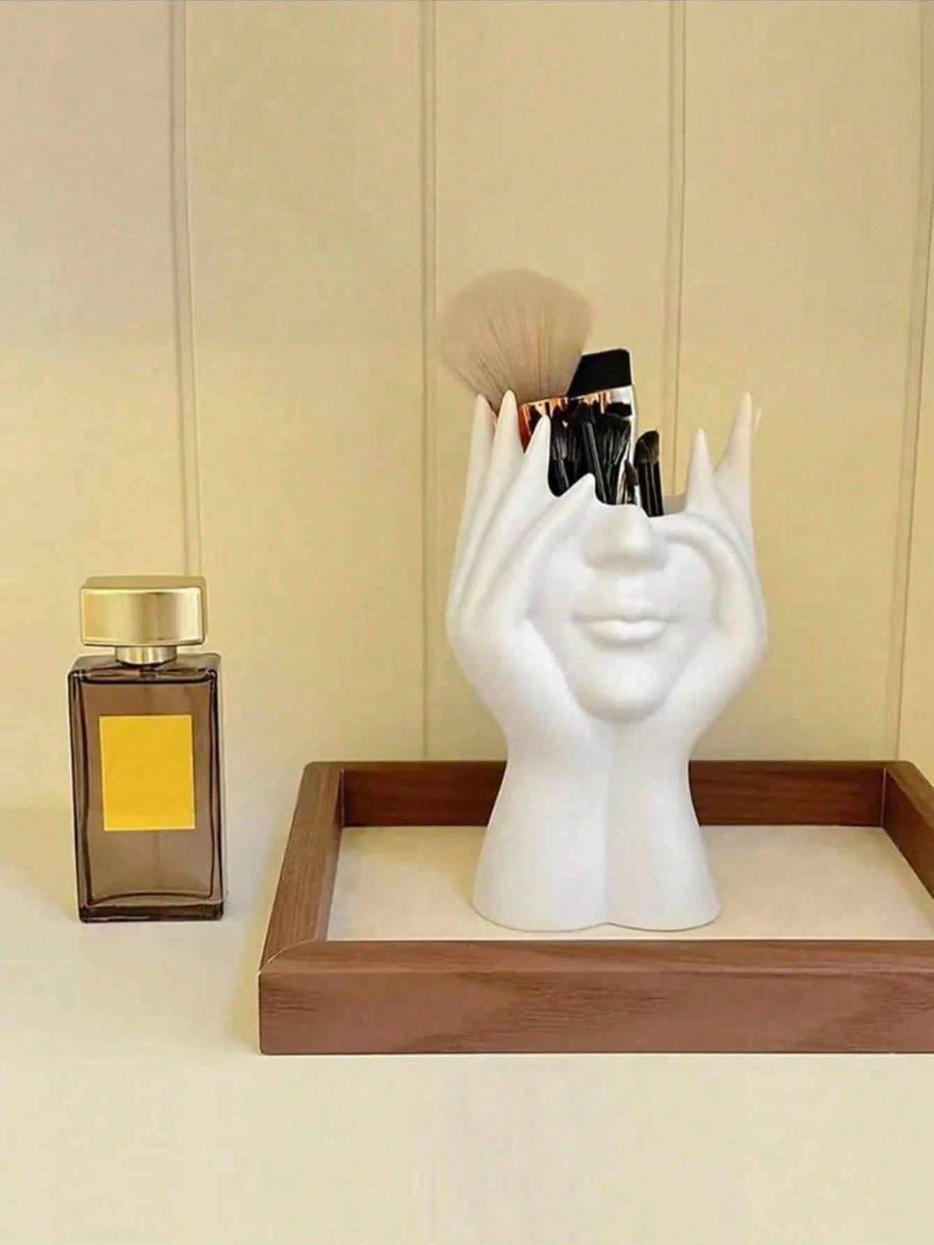 1pc Creative Design Handmade Makeup Brush Holder- This Unique Makeup Brush Holder Is Made Of Decorative Resin, A Desktop Makeup Brush Organizer. It Features An Anti-Drop Design, Exquisite Carved Deco