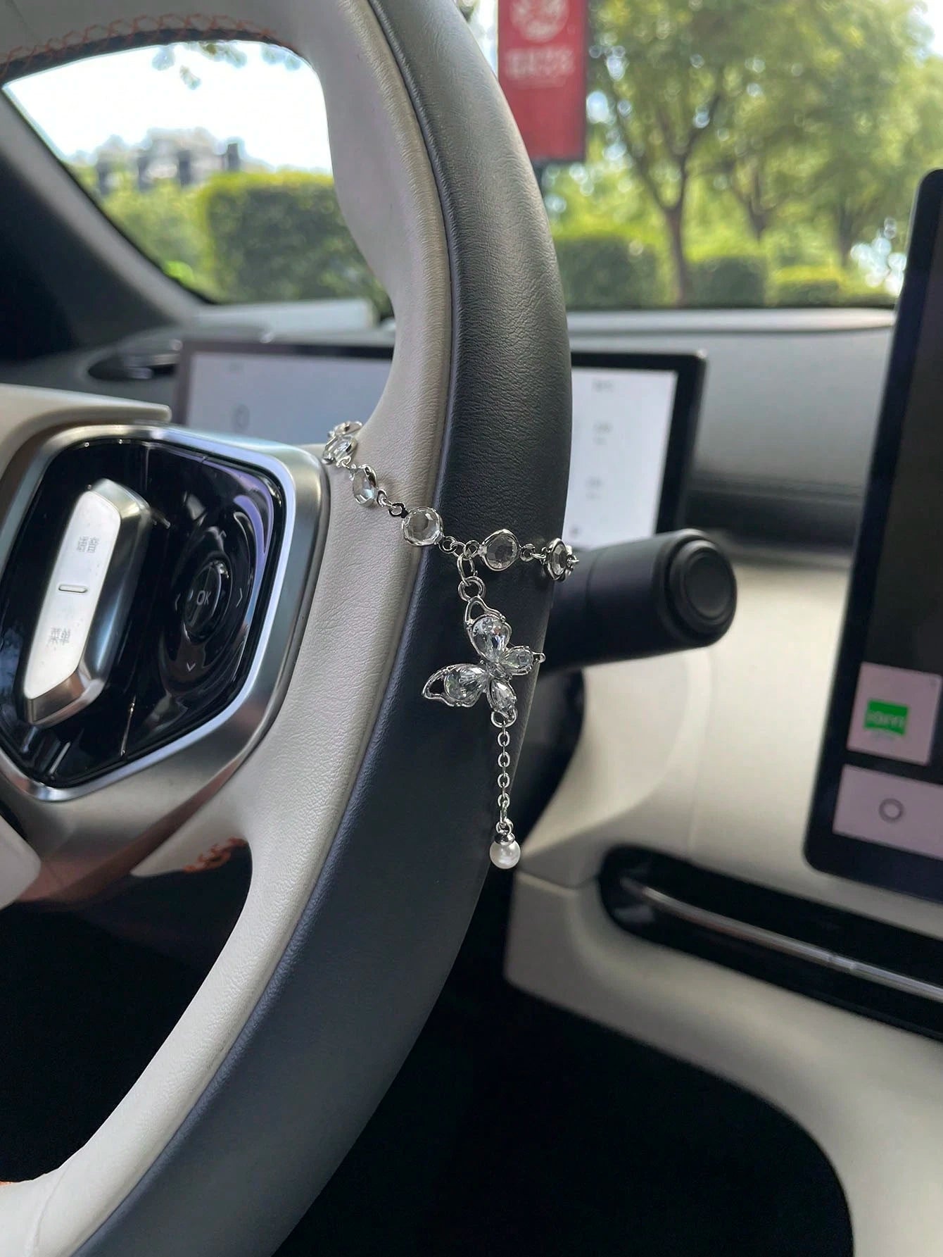 1pc Elegant Rhinestone Butterfly Car Steering Wheel Decorative Chain, High-End Elegant Embedded Gemstone Alloy Chain With Rhinestone Butterfly Pendant And Pearl Tassel Decor Accessory, Minimalist Eleg