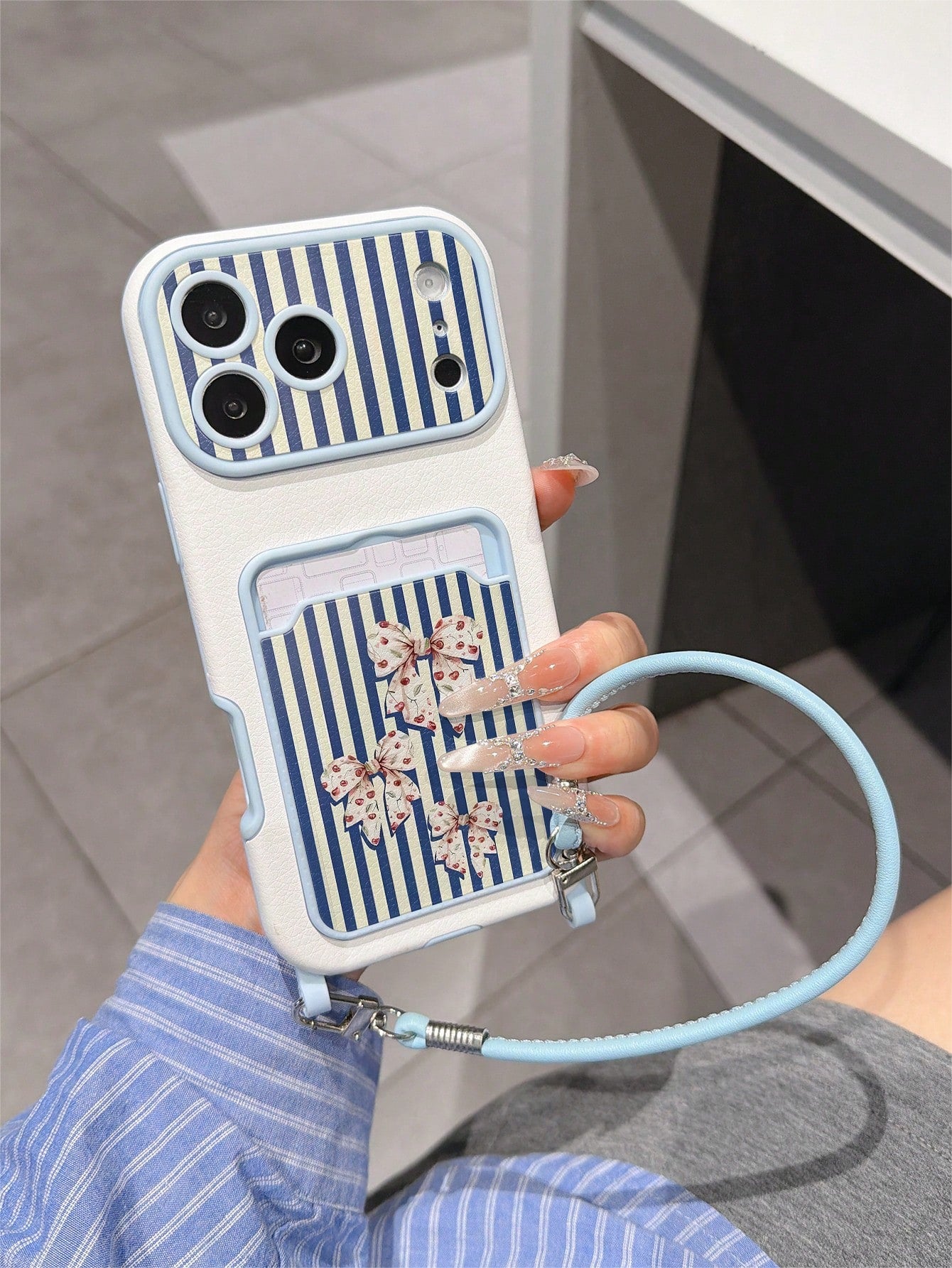 1pc Fashion Personalized Full Screen Striped Cherry Bow Design, Stylish Card Holder Lanyard TPU Protective Phone Case, Suitable As Holiday Gift Compatible With Apple 11/12/13/14/14Plus/15/15Plus/16/16