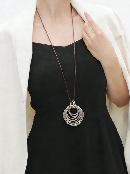 1pc Fashionable Minimalist 7 Layered Asymmetrical Flat Circle Alloy Pendant Long Chain Necklace For Women