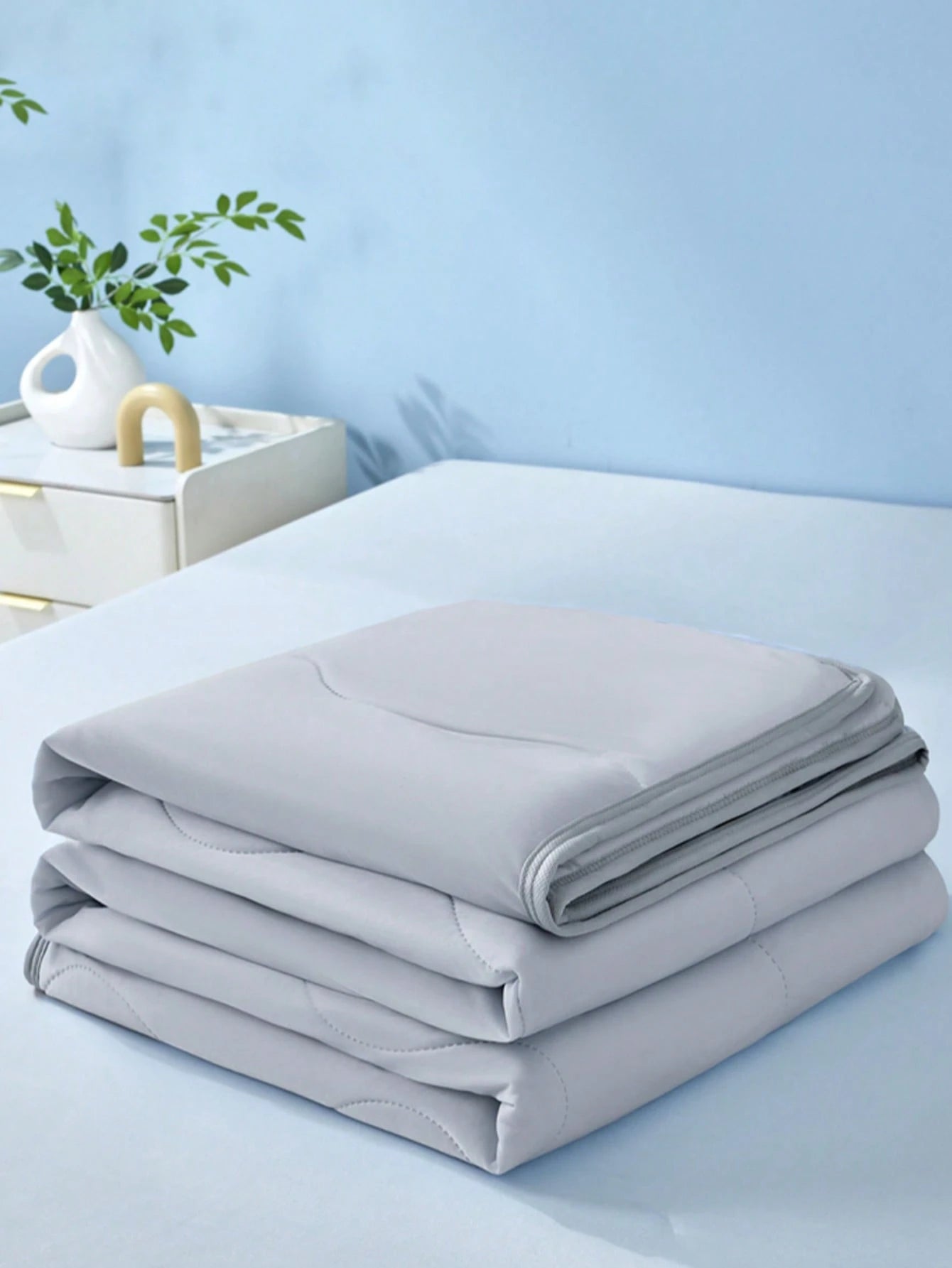 1pc Grey Cooling Blanket, Breathable & Heat-Absorbing, Keeps Body Dry And Prevents Night Sweating, Lightweight & Breathable, Suitable For Adults Who Feel Hot And Sweat Easily, Machine Washable, Suitab