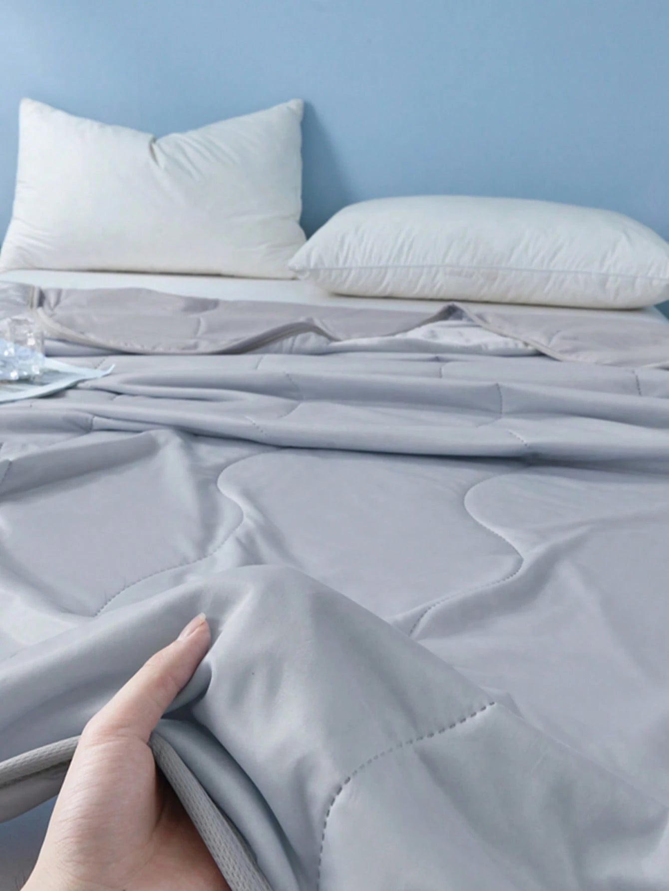 1pc Grey Cooling Blanket, Breathable & Heat-Absorbing, Keeps Body Dry And Prevents Night Sweating, Lightweight & Breathable, Suitable For Adults Who Feel Hot And Sweat Easily, Machine Washable, Suitab