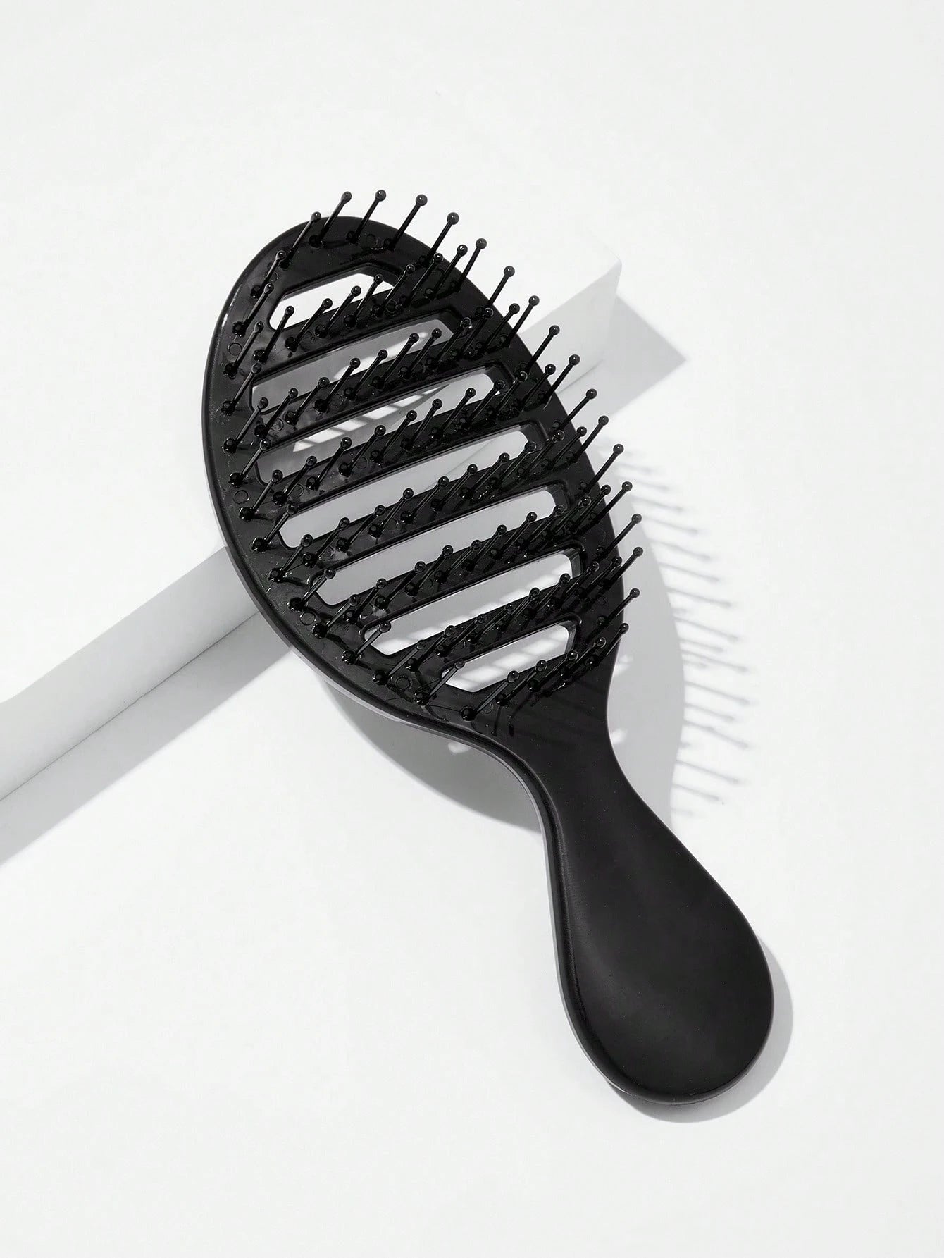 1pc Hollow Comb, Suitable For Wet & Dry Use, Plastic Material, Classic Solid Color Oval Handheld Hair Brush, Gift For Women, Hair Brush, Hairstyling Tool, Salon Hair Product And Accessory