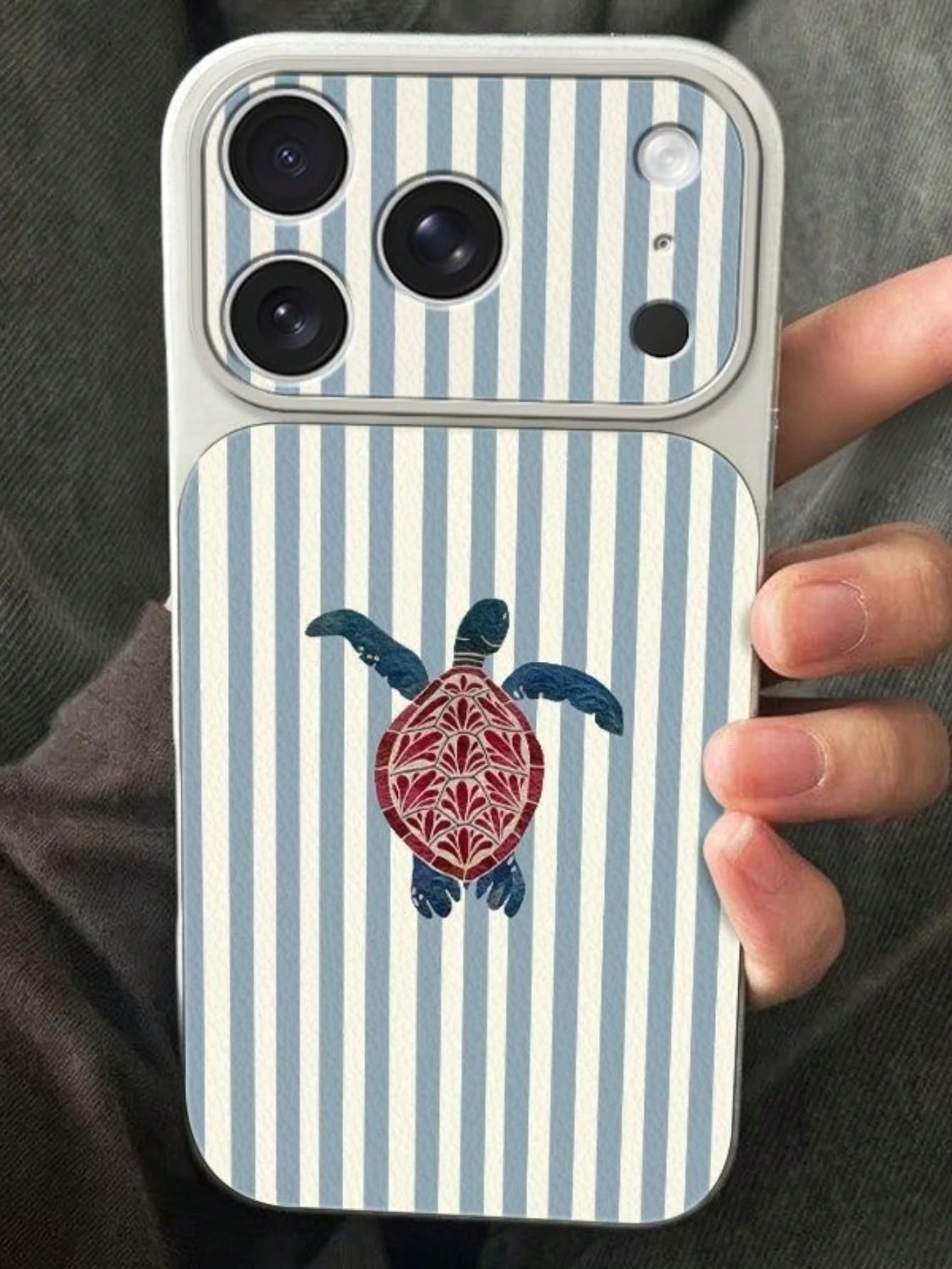 1pc Large Window Litchi Texture Striped Turtle Ocean Style Summer Fresh Color Minimalist Phone Case White Instant Litchi Texture Compatible With 13/14/15/16/17 PRO PROMAX PLUS Full Coverage Large Wind