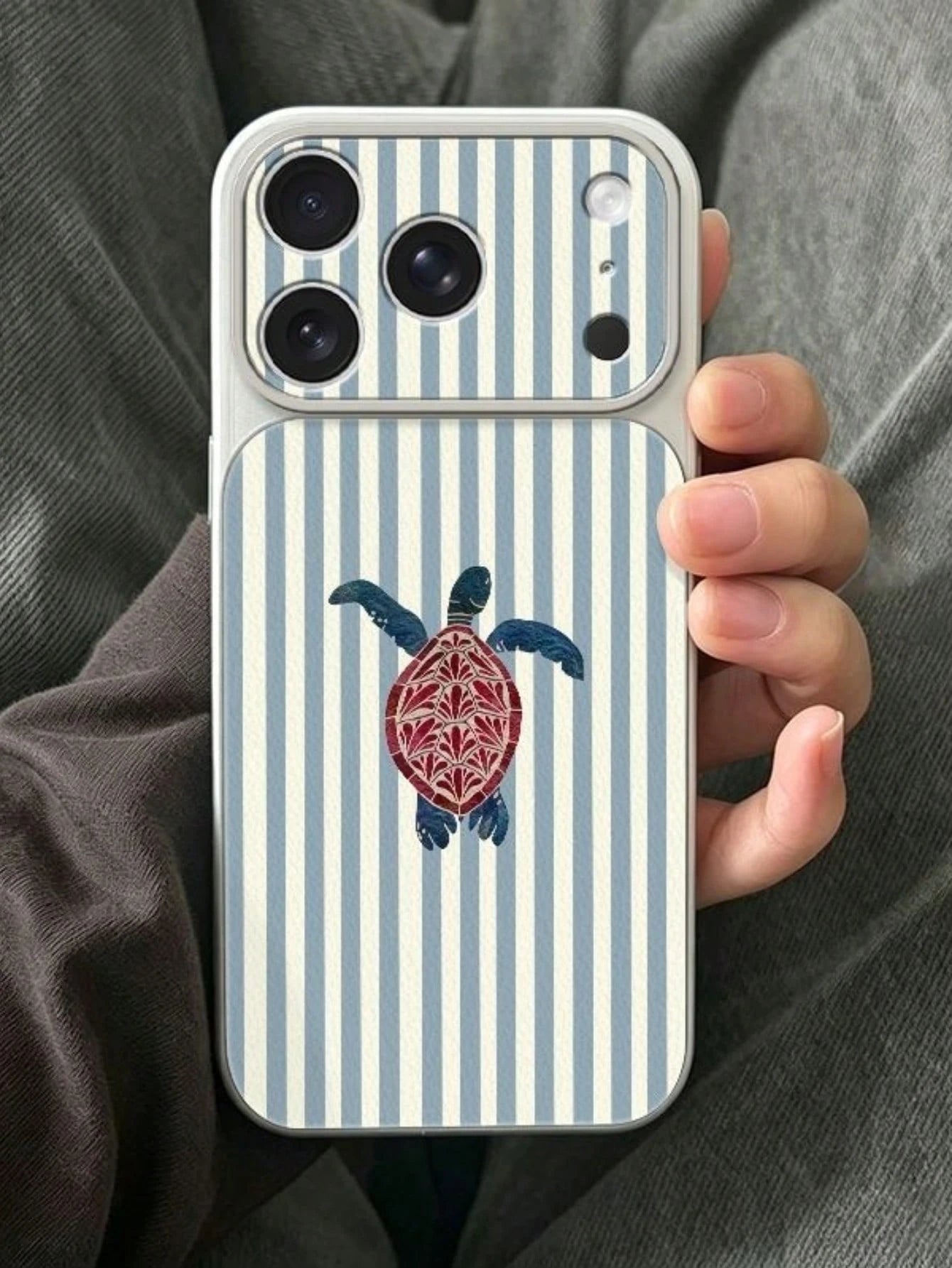 1pc Large Window Litchi Texture Striped Turtle Ocean Style Summer Fresh Color Minimalist Phone Case White Instant Litchi Texture Compatible With 13/14/15/16/17 PRO PROMAX PLUS Full Coverage Large Wind
