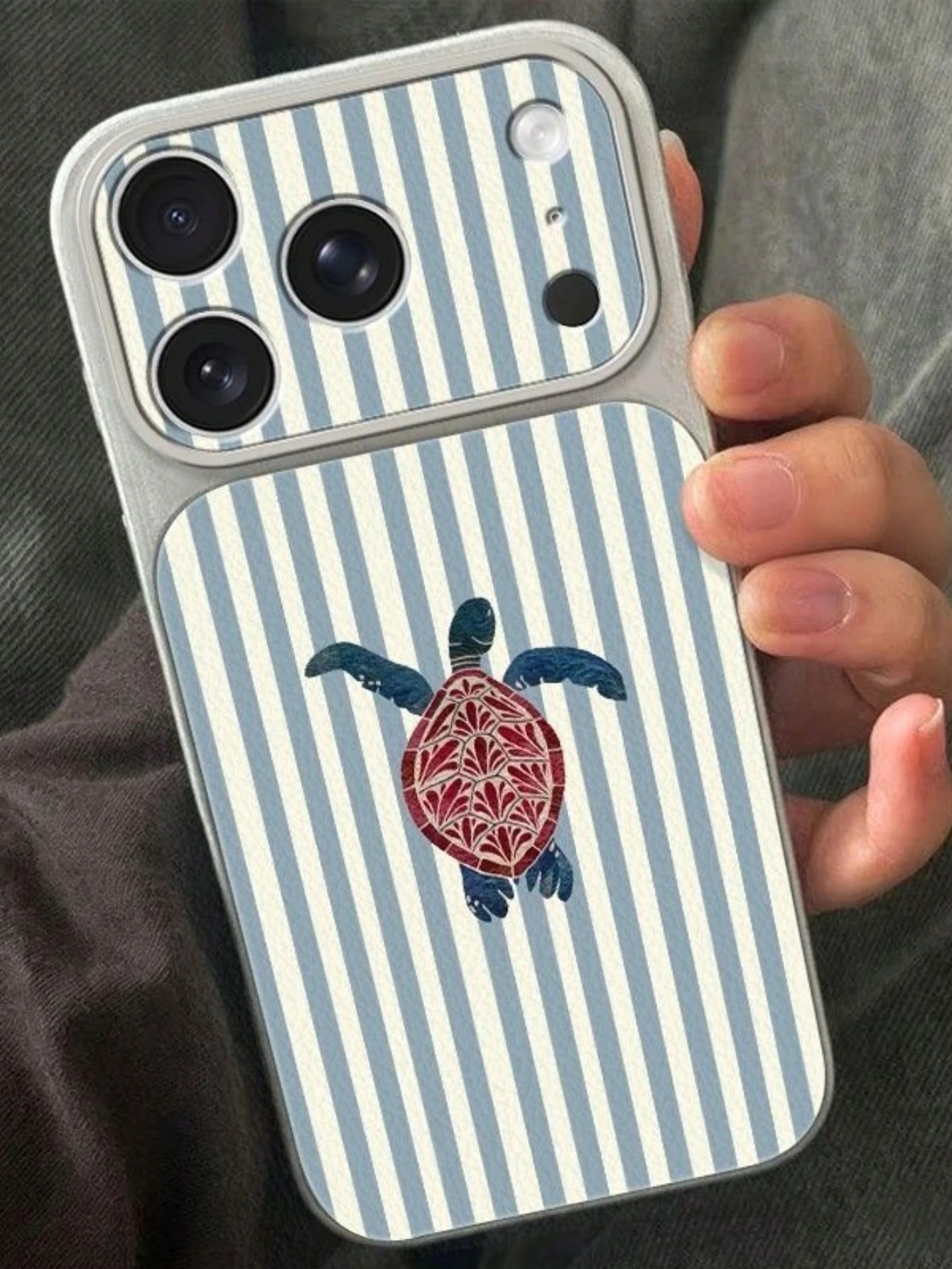 1pc Large Window Litchi Texture Striped Turtle Ocean Style Summer Fresh Color Minimalist Phone Case White Instant Litchi Texture Compatible With 13/14/15/16/17 PRO PROMAX PLUS Full Coverage Large Wind