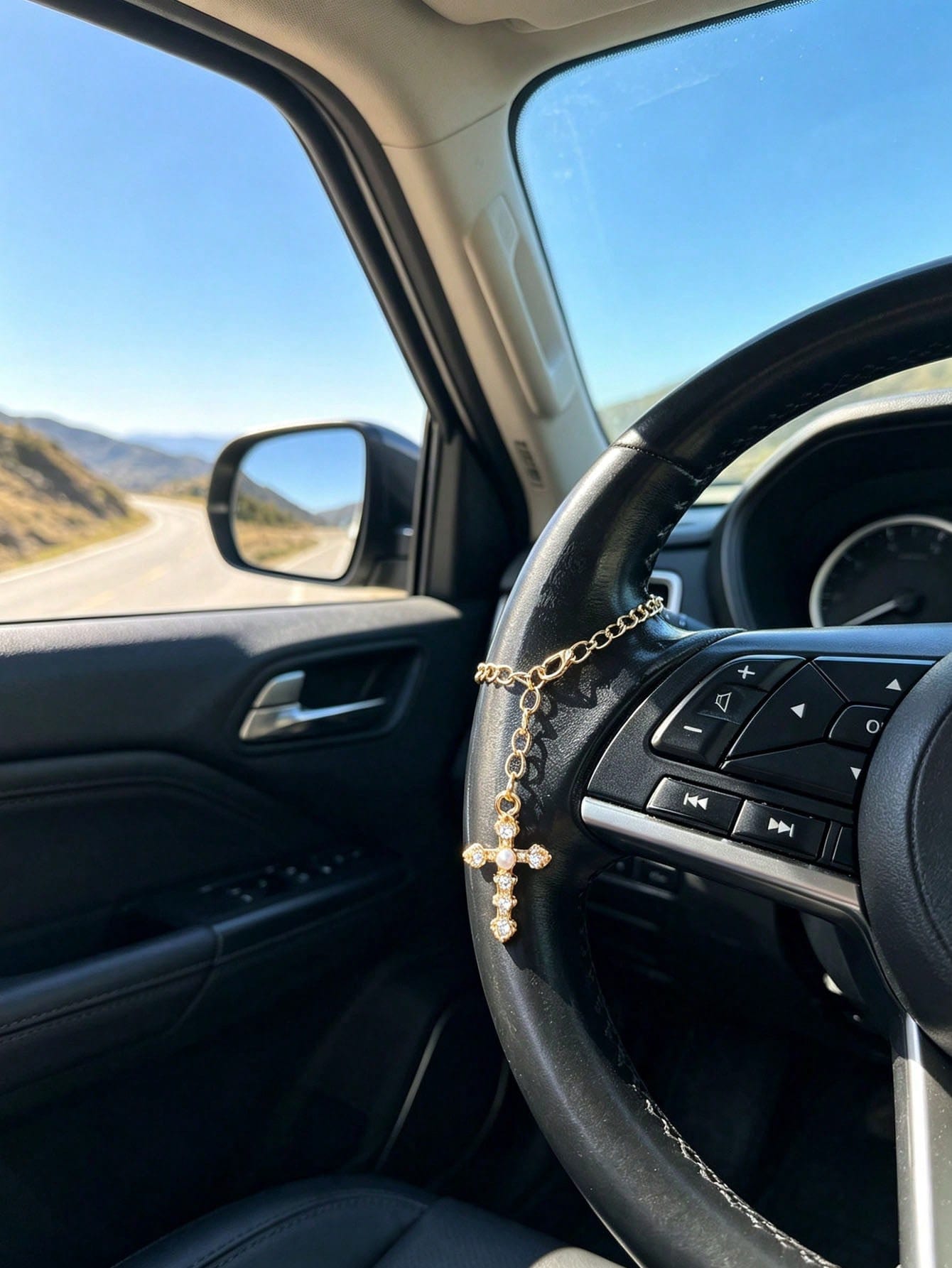 1pc Pearl Cross Steering Wheel Pendant, Elegant Religious Cross Pendant Car Interior Ornament, Stylish Auto Accessory, Ideal Birthday & Couple Gift For Drivers
