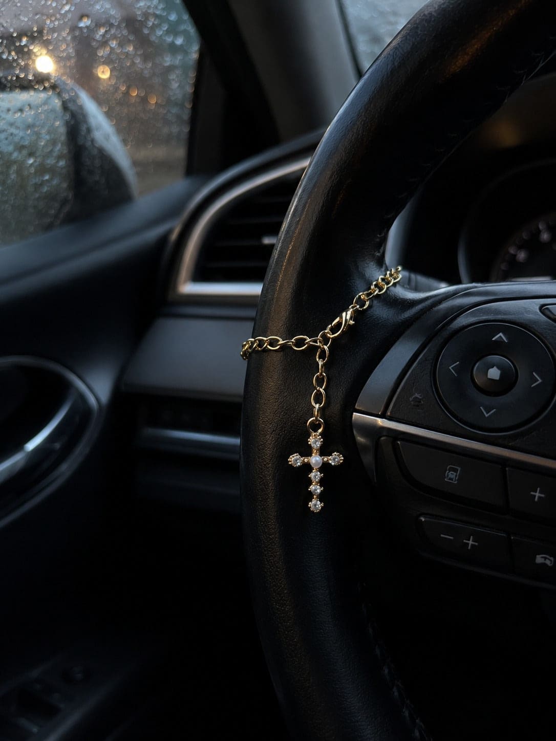 1pc Pearl Cross Steering Wheel Pendant, Elegant Religious Cross Pendant Car Interior Ornament, Stylish Auto Accessory, Ideal Birthday & Couple Gift For Drivers