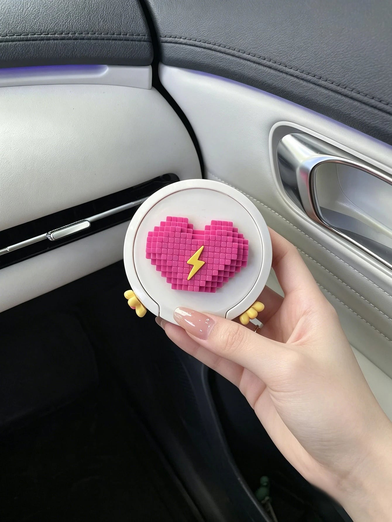 1pc Super Cool Lightning Heart Car Cup Holder, Foldable Cup Holder For Milk Tea, Coffee, Drinks, Silicone Lightning Heart Resin Flower Accessory, Car Door Side Storage, No-Drill Car Interior Coffee Ho