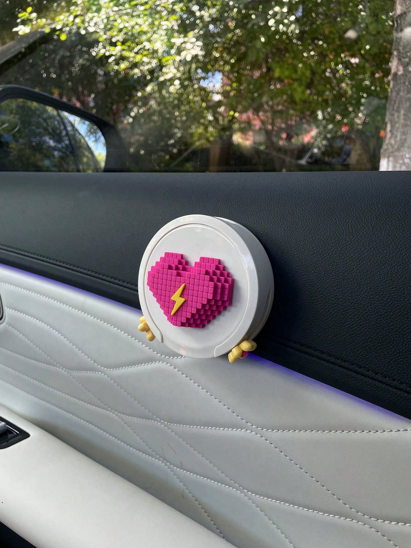 1pc Super Cool Lightning Heart Car Cup Holder, Foldable Cup Holder For Milk Tea, Coffee, Drinks, Silicone Lightning Heart Resin Flower Accessory, Car Door Side Storage, No-Drill Car Interior Coffee Ho