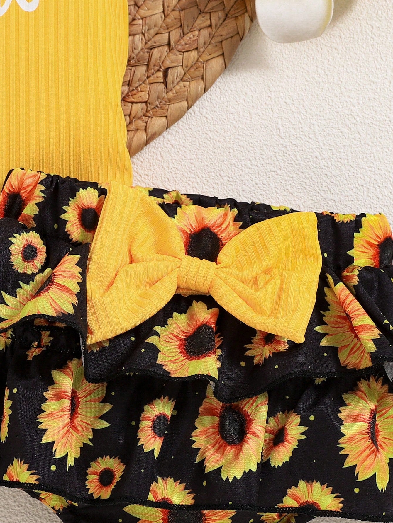 2pcs Baby Girl "Mama's" Floral Print Sleeveless Bodysuit And Sunflower Print Shorts With Headscarf Outfit, Spring/Summer