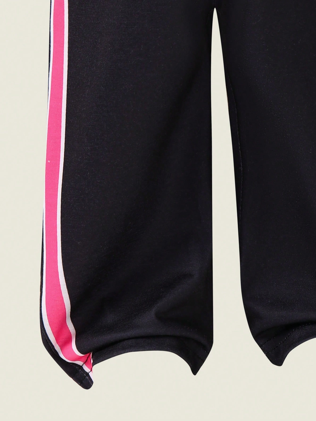 2pcs Baby Girl Sport Black Pink Summer Vacation Outfit Fuchsia Numeral Print V-Neck Short Sleeve T-Shirt And Floral Gray Pants Casual Tracksuit Set