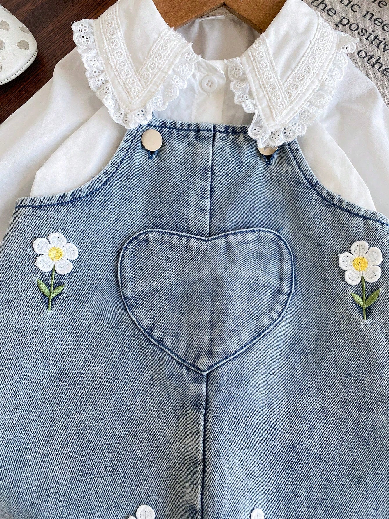 2pcs/Set Baby Girl Casual Cute Turn-Down Collar Long Sleeve Shirt And 3D Flower Decor Overalls Set, Suitable For Spring/Autumn Daily Wear