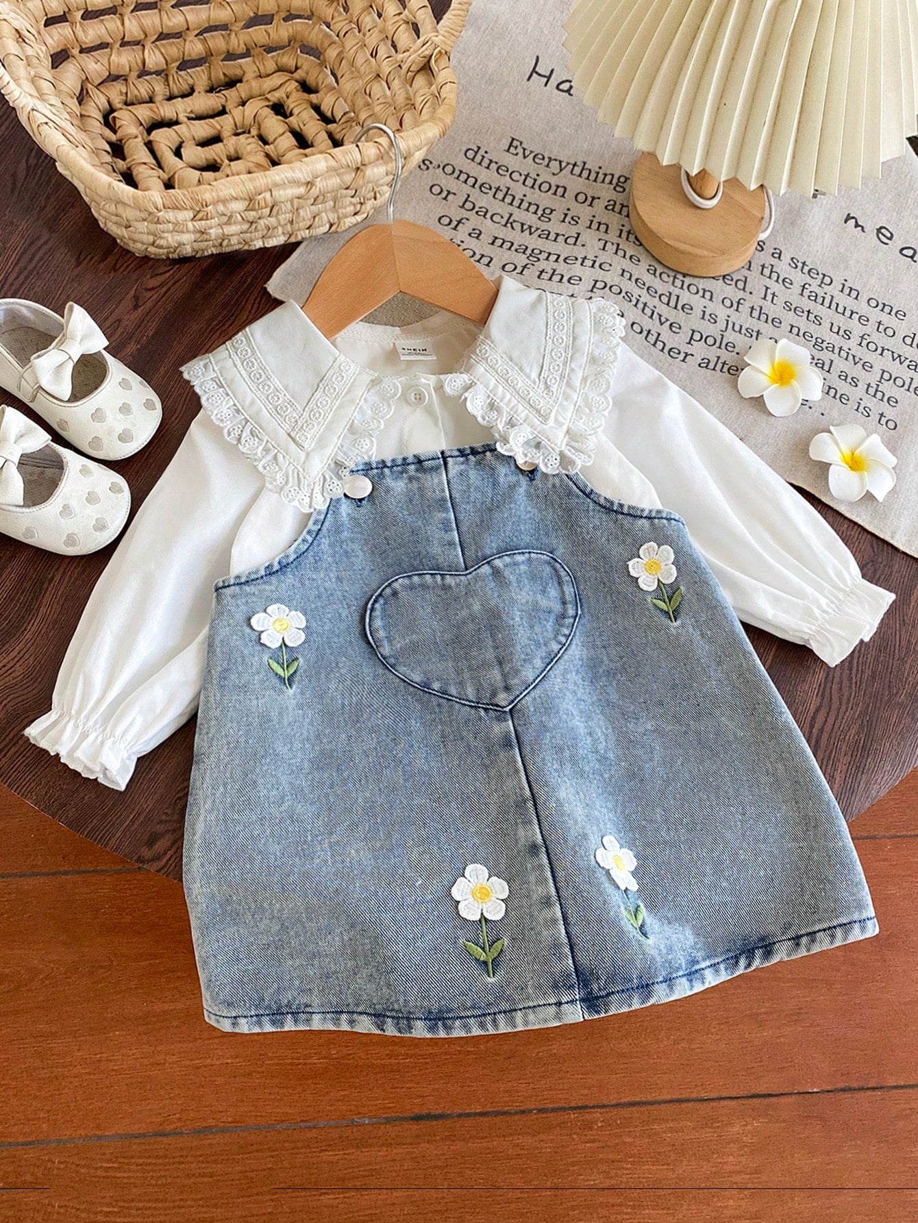 2pcs/Set Baby Girl Casual Cute Turn-Down Collar Long Sleeve Shirt And 3D Flower Decor Overalls Set, Suitable For Spring/Autumn Daily Wear