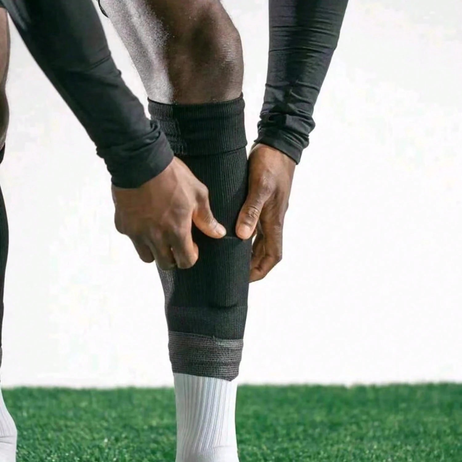 5pcs/Set Football Sports Accessories Kit, Includes Football Leg Warmers, Knitted Sock Sleeves, Ice Sleeves, Drawstring Bag, Sports Fixing Strap, Meets Football Sports Needs, Suitable As A Gift For Foo