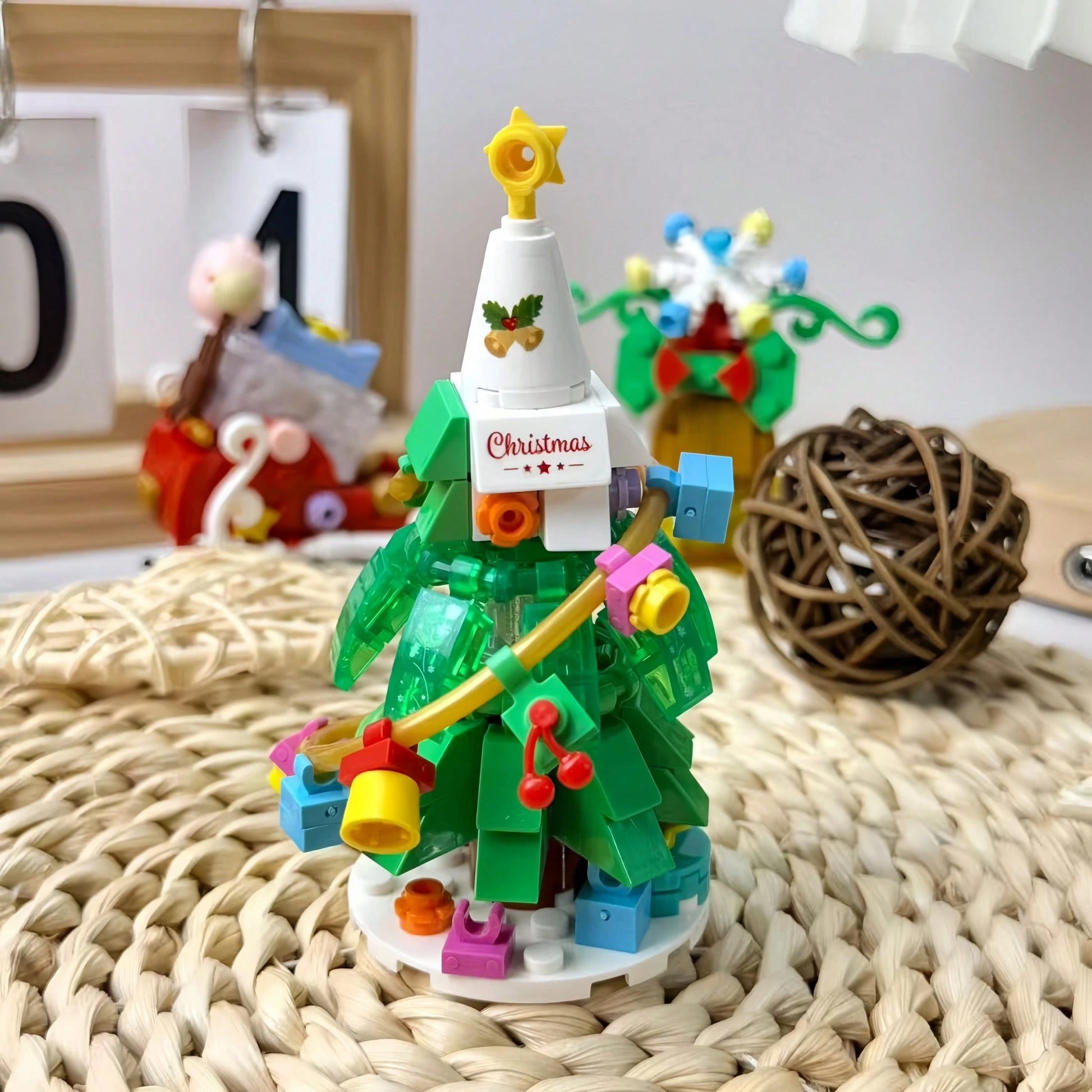 602pcs Mini Christmas Series Building Blocks Set, Includes Santa Claus, Reindeer, Christmas Tree, Sleigh Building Models, DIY Christmas Desktop Decoration, Christmas Holiday Gift