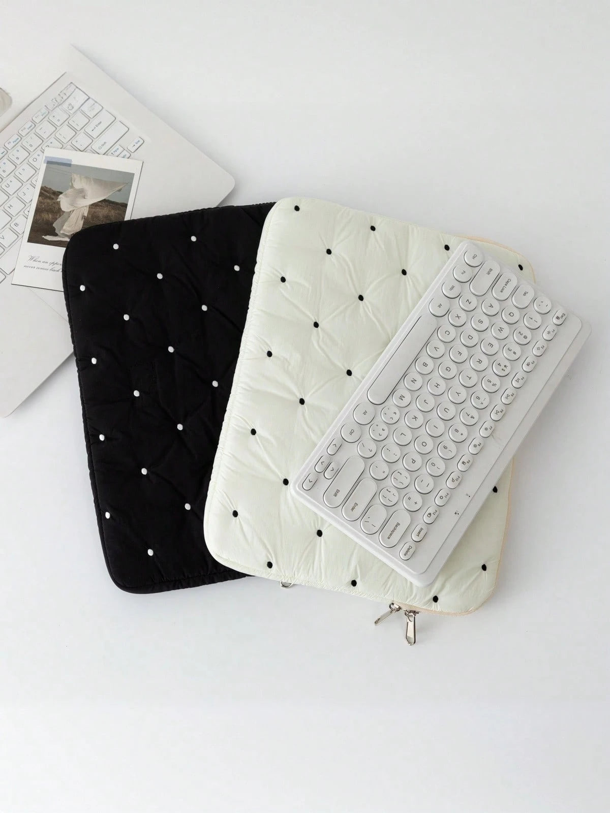 A New Embroidered Polka Dot Laptop Sleeve, Suitable For Use As A Tablet Case, Inner Pouch, And Laptop Compartment. It Features A Fashionable, Minimalist, And Fresh Style, Complemented By The Embroider