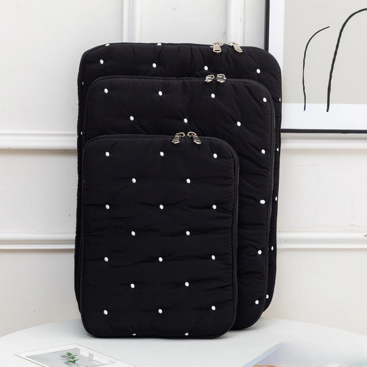A New Embroidered Polka Dot Laptop Sleeve, Suitable For Use As A Tablet Case, Inner Pouch, And Laptop Compartment. It Features A Fashionable, Minimalist, And Fresh Style, Complemented By The Embroider