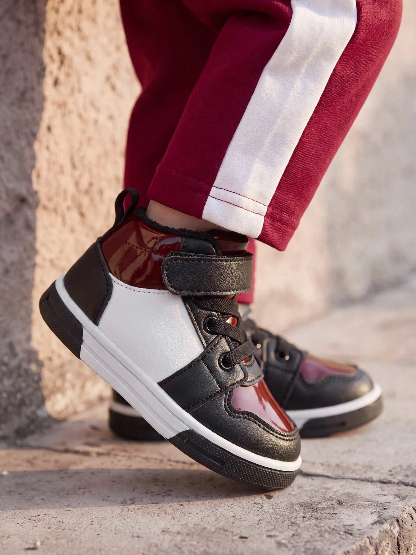Cozy Pixies Autumn And Winter Fashion Versatile Fun Cute Black And Red Contrasting Colors Boys High-Top Velvet Baby Sneakers College Style Homecoming Season