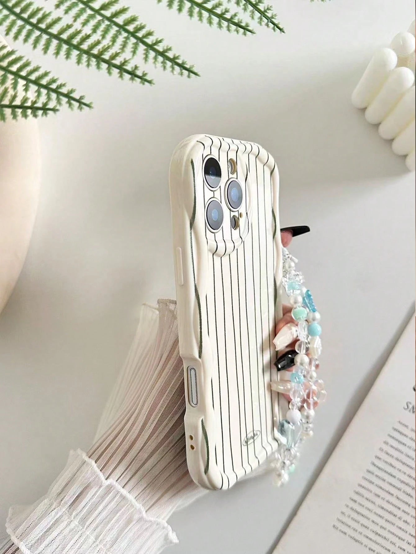 Cream Wavy Edge Glossy Striped Painted Anti-Drop Phone Case Protective Cover With Additional Handmade Beaded Bracelet Compatible With IPhone 16/11/16pro/16plus/16promax/16e/15Promax/13/14/12/XS/XR/7G