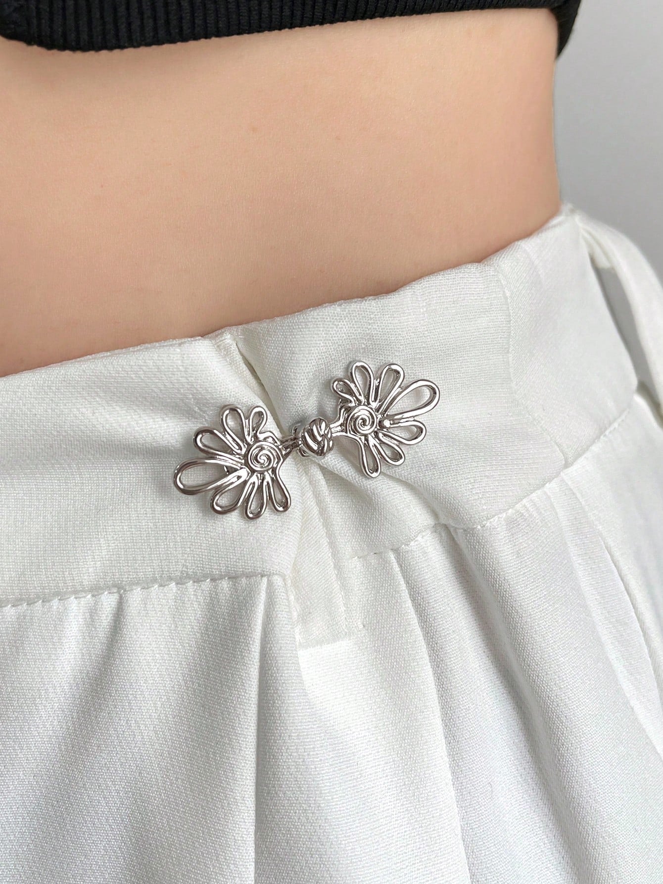 DAZY Flower Shaped Waistband Buckle, Suitable For Pants Or Skirts, Adjustable Waist Size