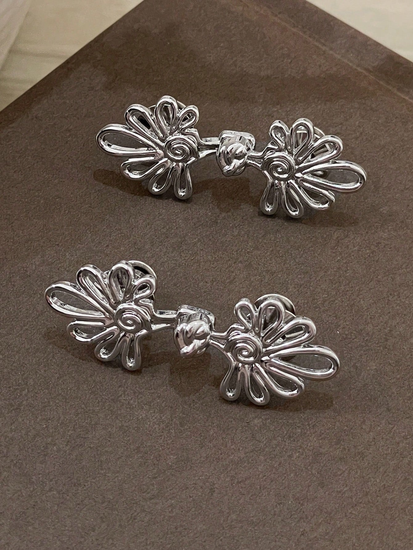 DAZY Flower Shaped Waistband Buckle, Suitable For Pants Or Skirts, Adjustable Waist Size
