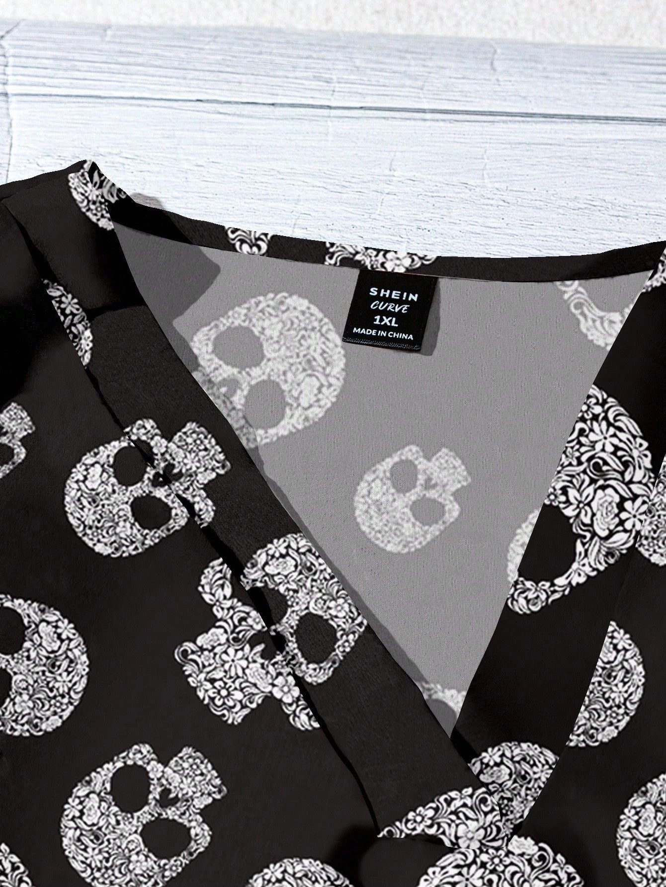 EMERY ROSE Plus Size Women's Halloween Skull Pattern Loose Shirt,V-Neck Flying Sleeves Black And White Summer Goth Everyday Chic Blouse,Casual Vacation Tops Fall