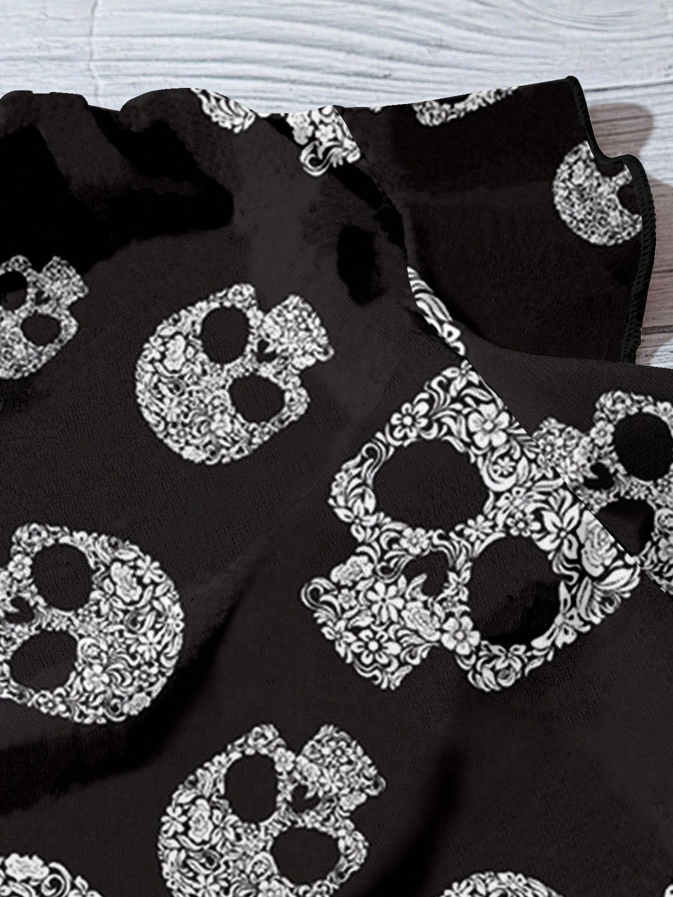 EMERY ROSE Plus Size Women's Halloween Skull Pattern Loose Shirt,V-Neck Flying Sleeves Black And White Summer Goth Everyday Chic Blouse,Casual Vacation Tops Fall