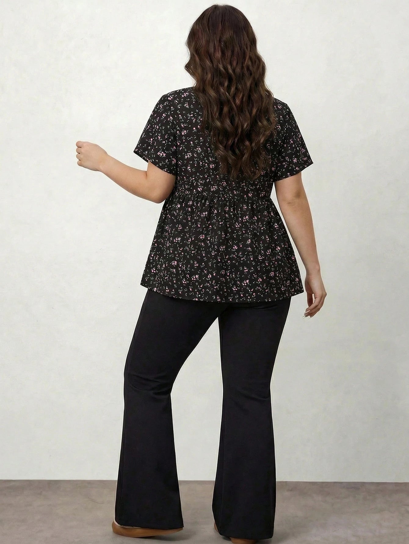 Enliva Plus Size Women's Ditsy Floral Round Neck Short Sleeve Casual Summer Shirt For Women, Vacation Holiday Boho Autumn Fall Teacher Top For Women, Flower/Spring, For Apple And Rounded Body Shape
