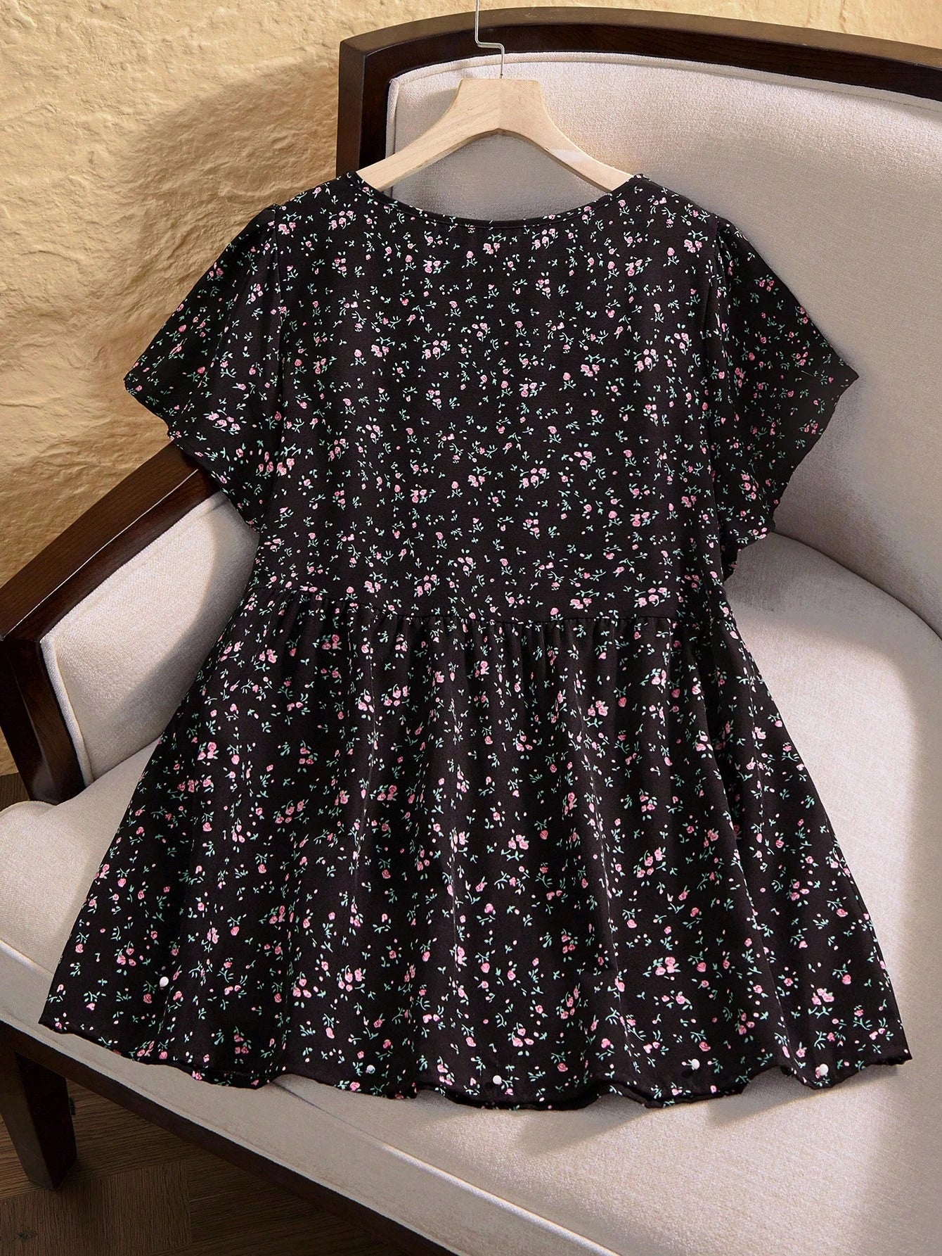 Enliva Plus Size Women's Ditsy Floral Round Neck Short Sleeve Casual Summer Shirt For Women, Vacation Holiday Boho Autumn Fall Teacher Top For Women, Flower/Spring, For Apple And Rounded Body Shape