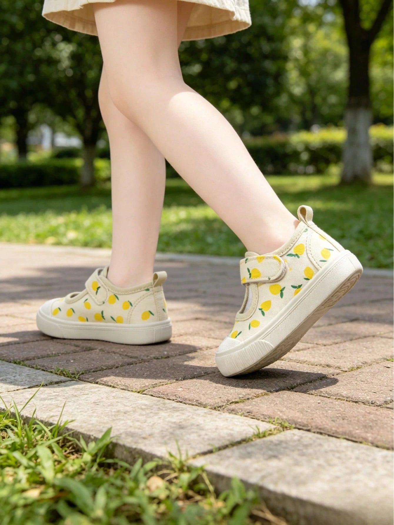 Girls' Beige Lemon Cartoon Print Korean Style Cute Versatile Lightweight Casual Square Toe Canvas Shoes, Suitable For Spring Kindergarten Indoor/Outdoor, Campus Outdoor Walking