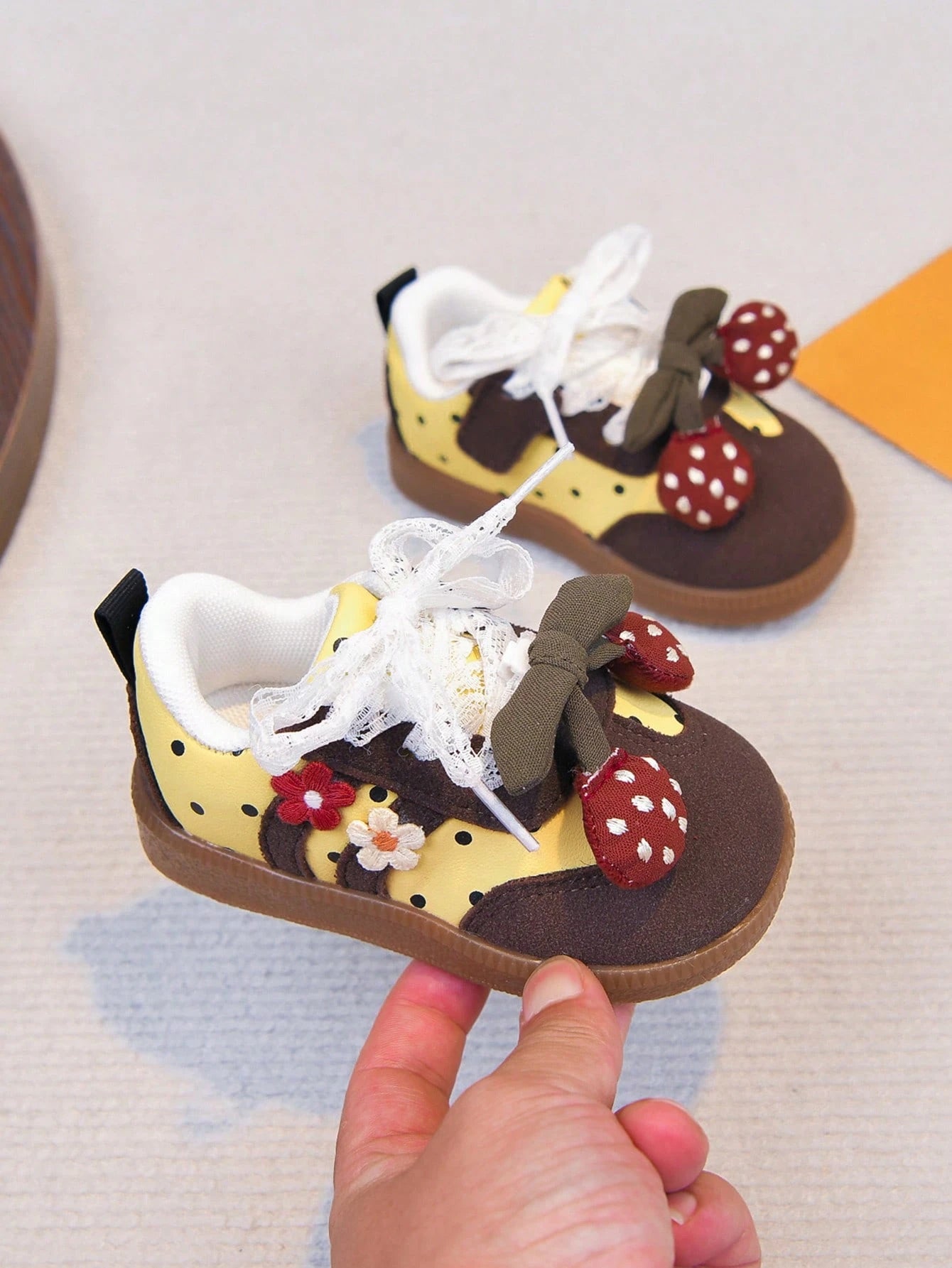 Infant Girl Casual Shoes With 3D Strawberry Decor, Lace Bow Knot Embellishment, Hook And Loop Closure, Suitable For Infants And Toddlers