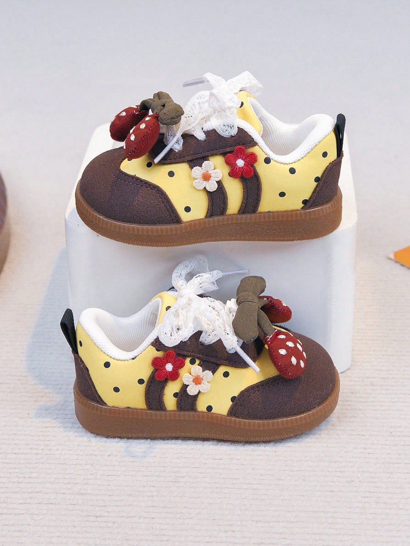 Infant Girl Casual Shoes With 3D Strawberry Decor, Lace Bow Knot Embellishment, Hook And Loop Closure, Suitable For Infants And Toddlers
